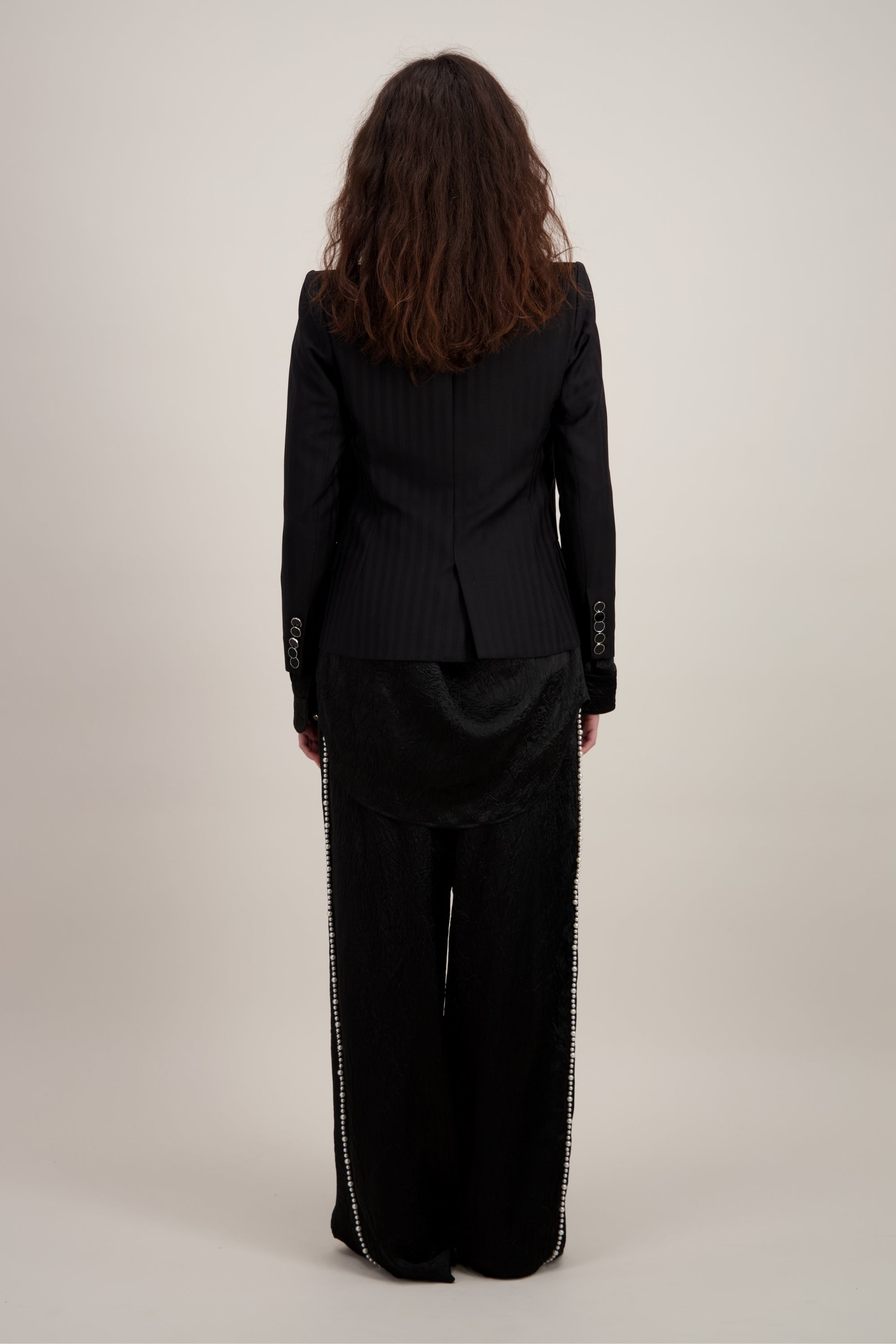 Veste Cintrée, Coupe d'épaules structurées, noir. Vu de dos