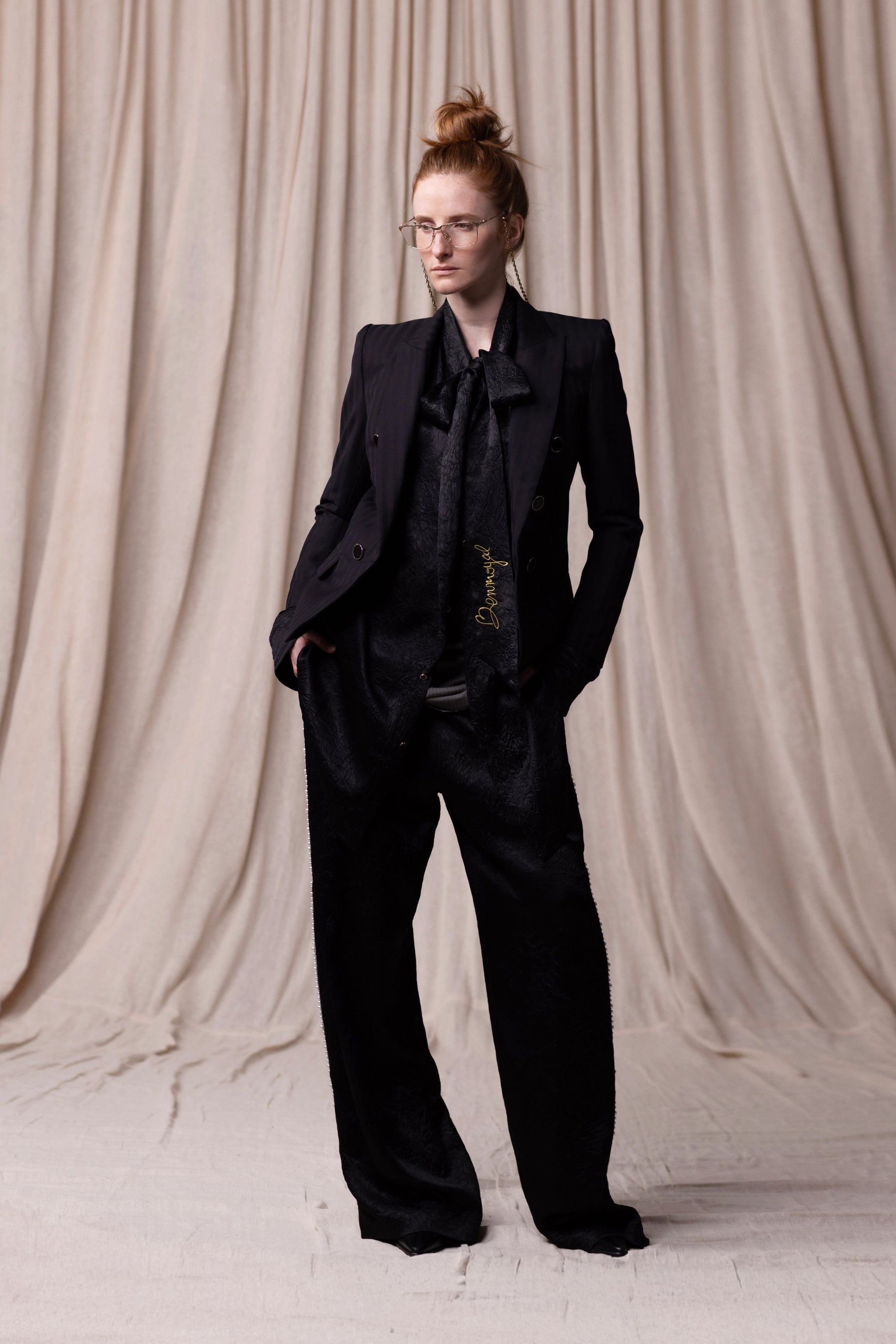 Veste Cintrée, Coupe d'épaules structurées, noir. Vu en total look