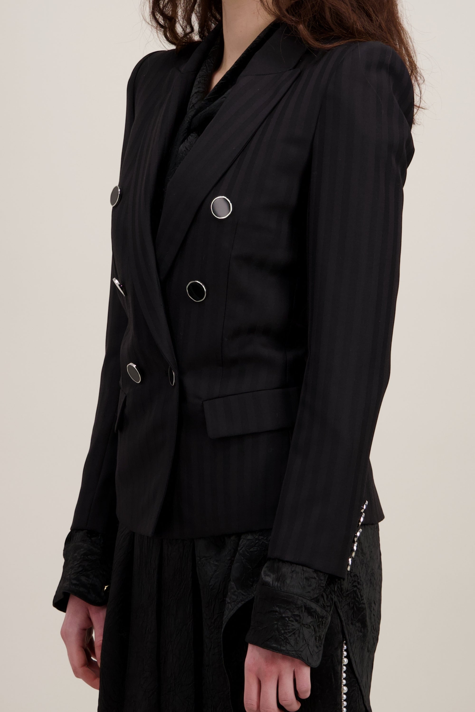 Veste Cintrée, Coupe d'épaules structurées, noir. Détails