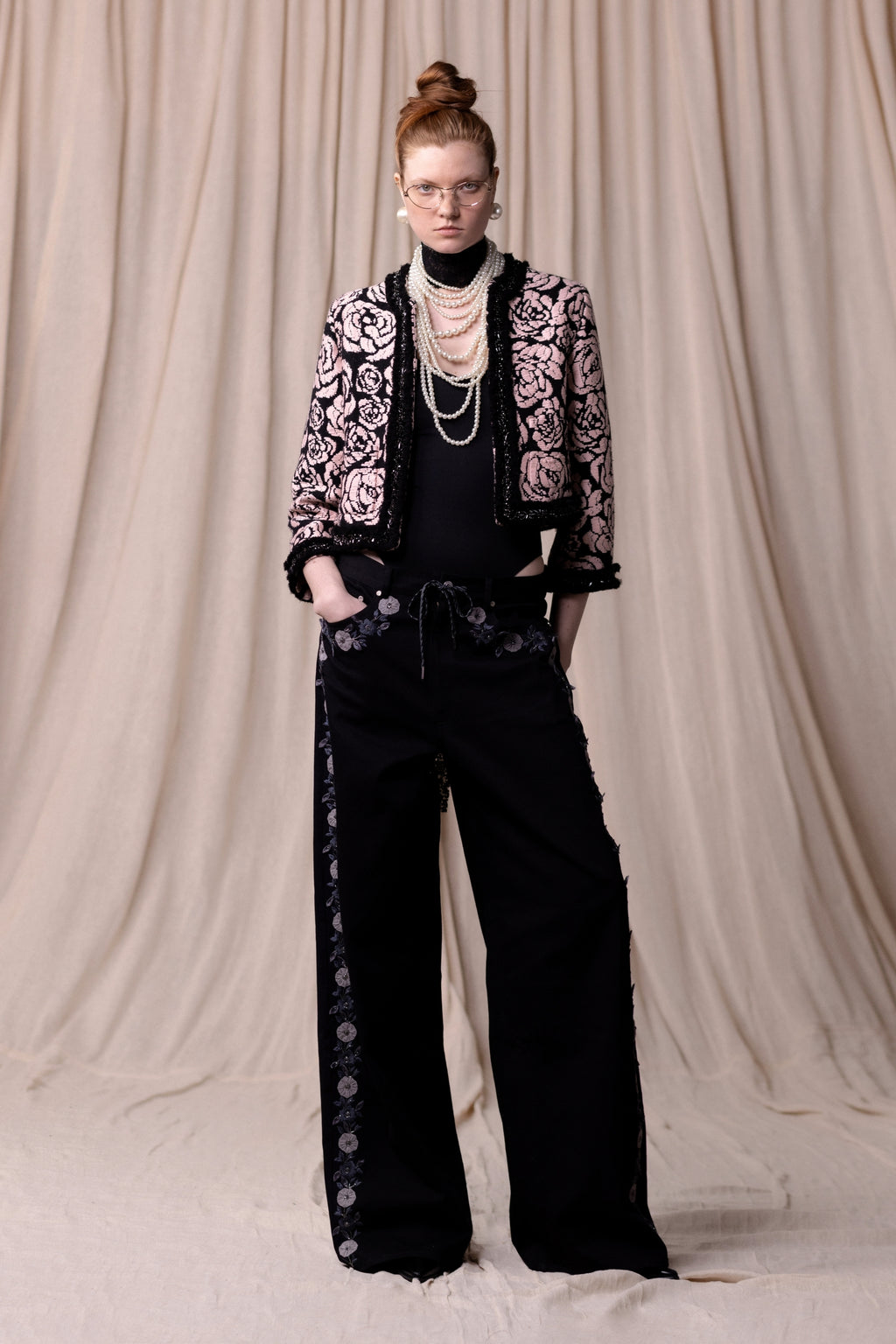 Veste courte en jacquard, noire et sans col. Vu en total look