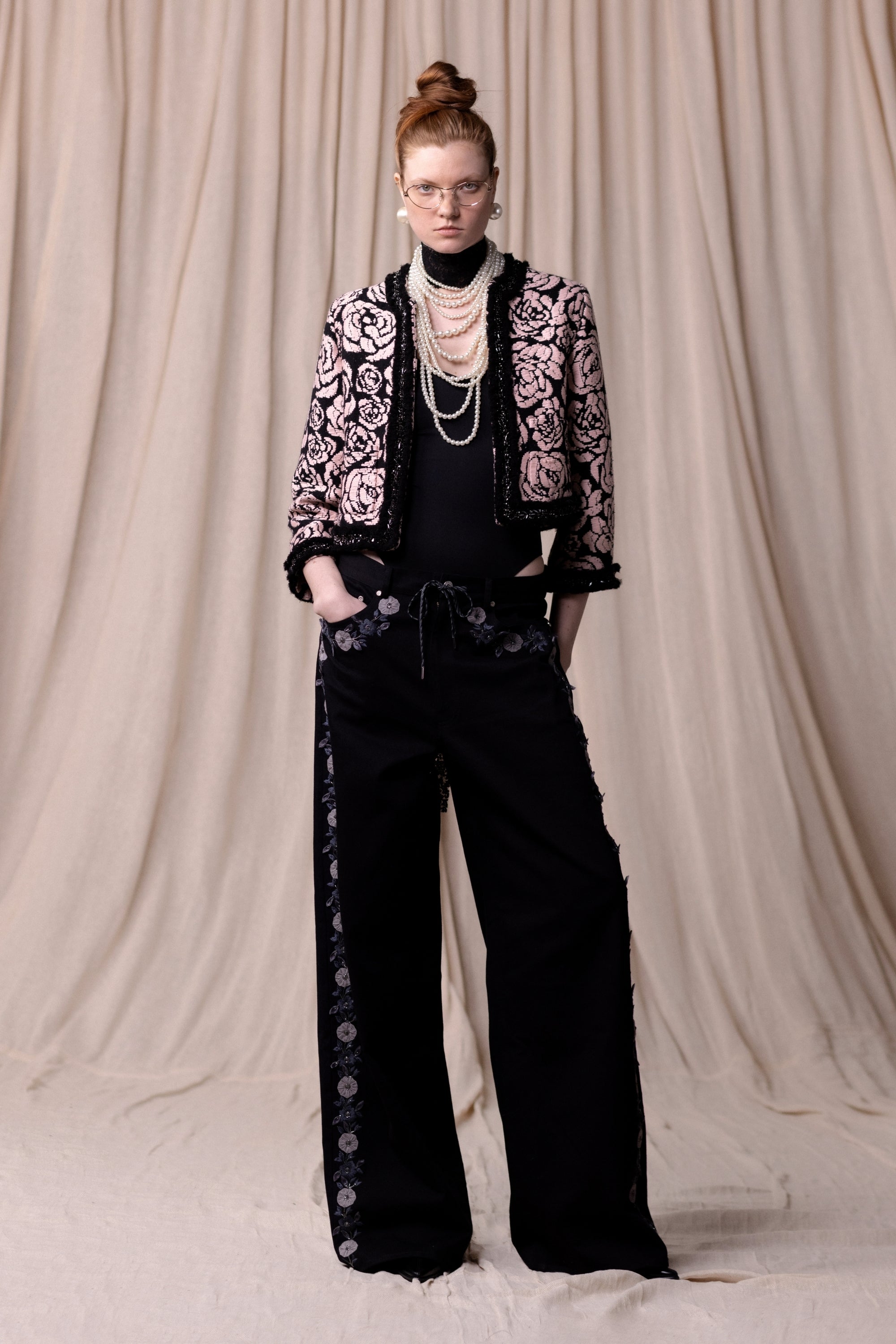 Veste courte en jacquard, noire et sans col. Vu en total look