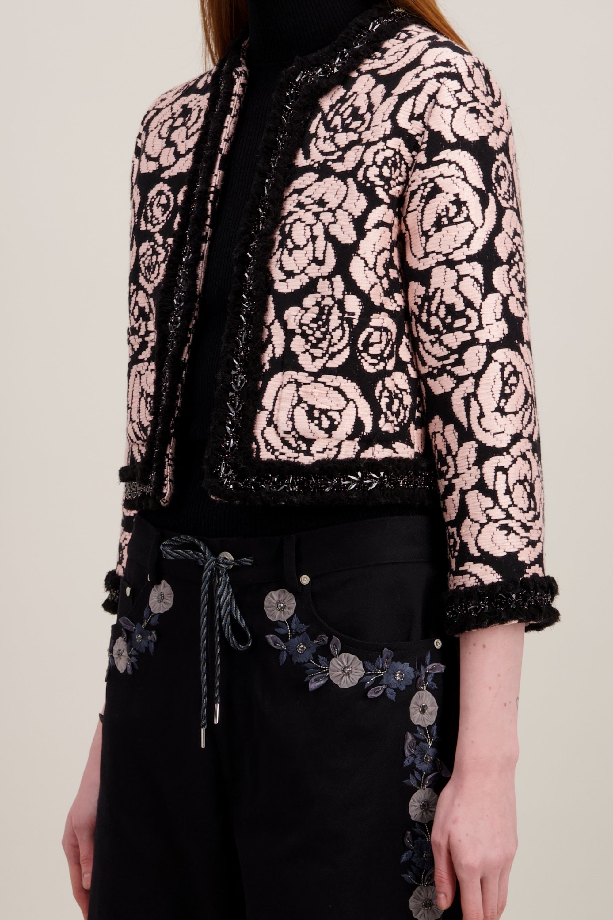 Veste courte en jacquard, noire et sans col. Détail