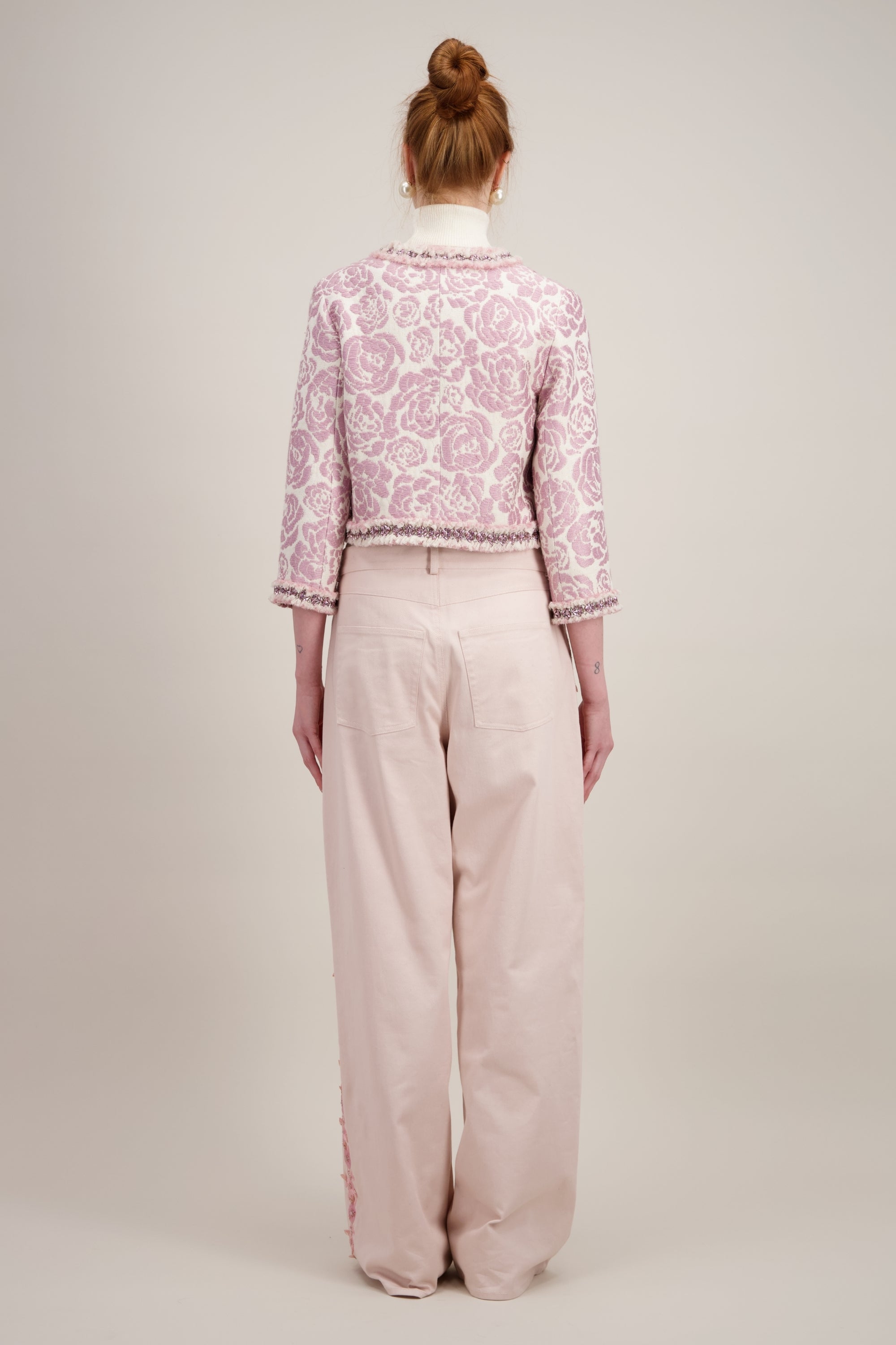 Veste courte en jacquard, rose et sans col. Vu de dos