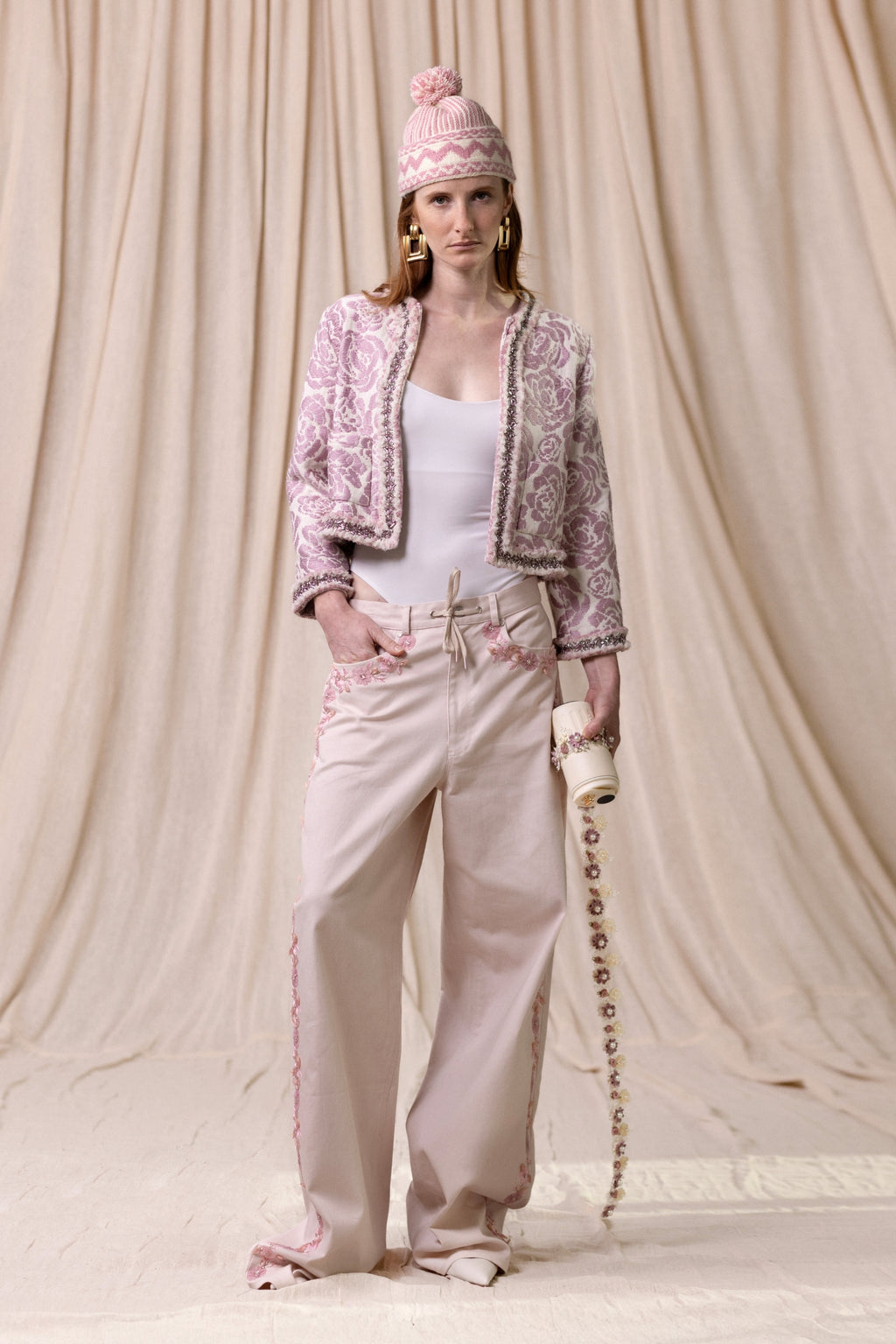 Veste courte en jacquard, rose et sans col. Vu en total look