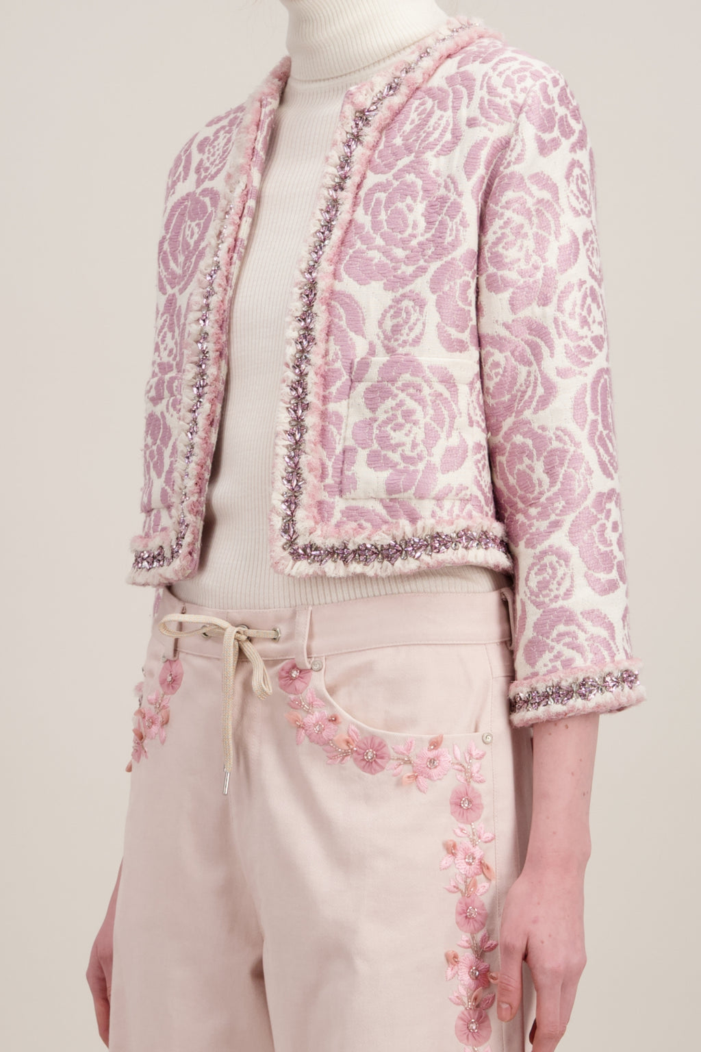 Veste courte en jacquard, rose et sans col. Détail