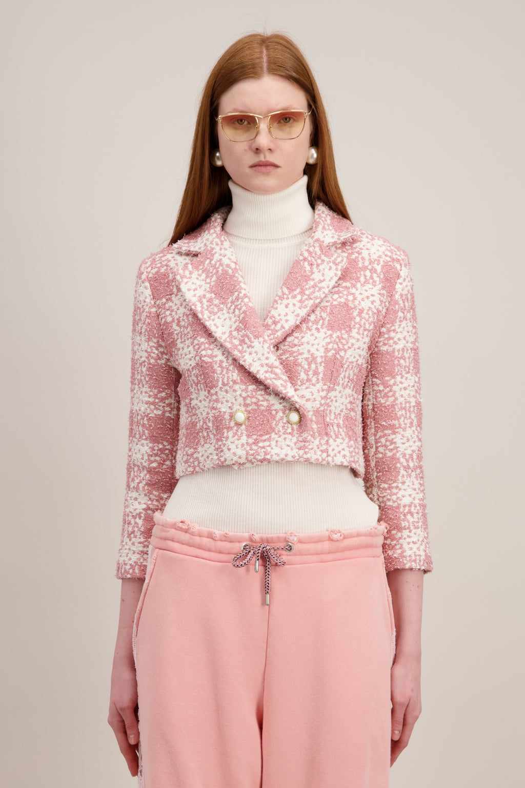 Veste courte en tweed, rose et à col revers cranté. Vu en détail