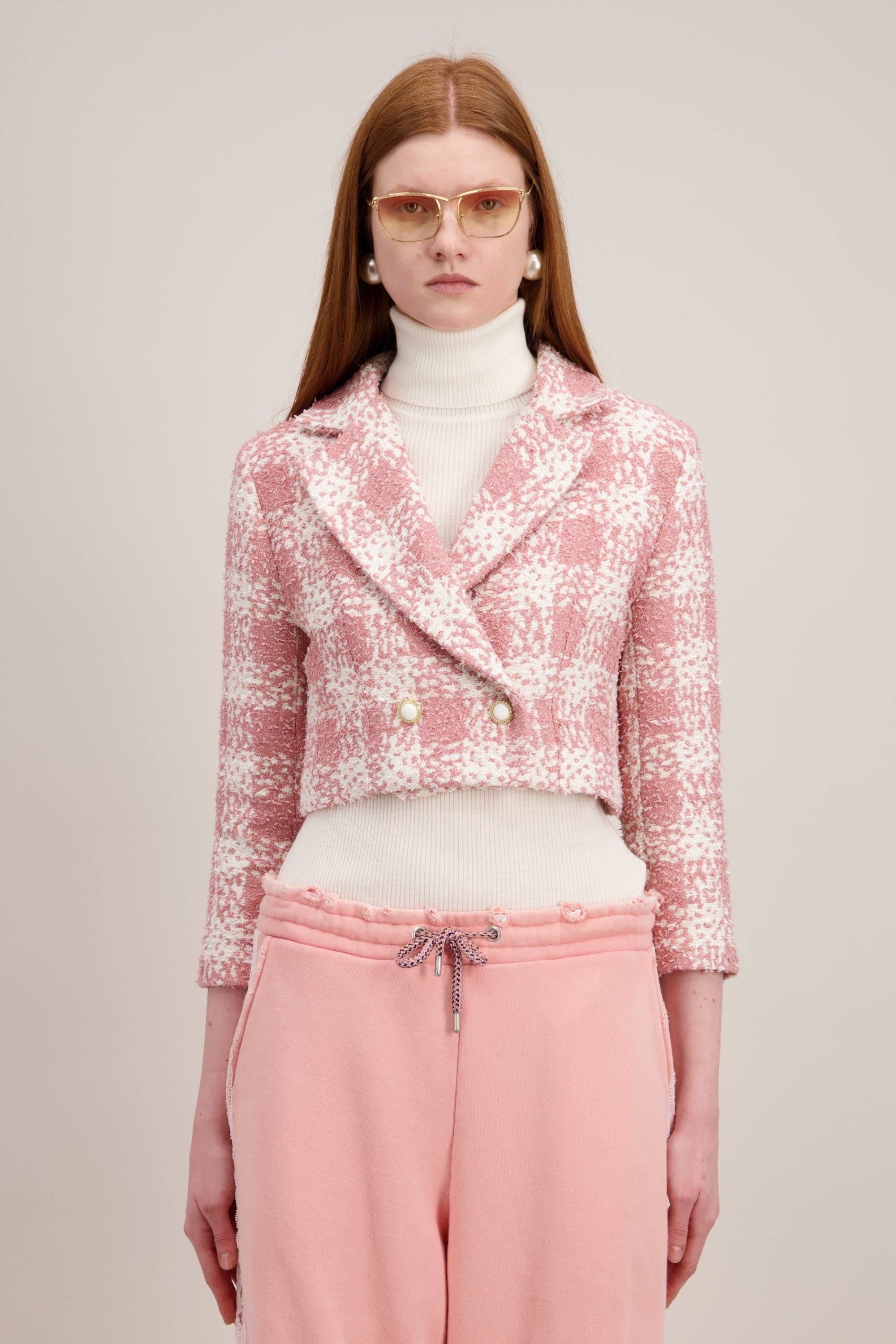 Veste courte en tweed, rose et à col revers cranté. Vu en détail