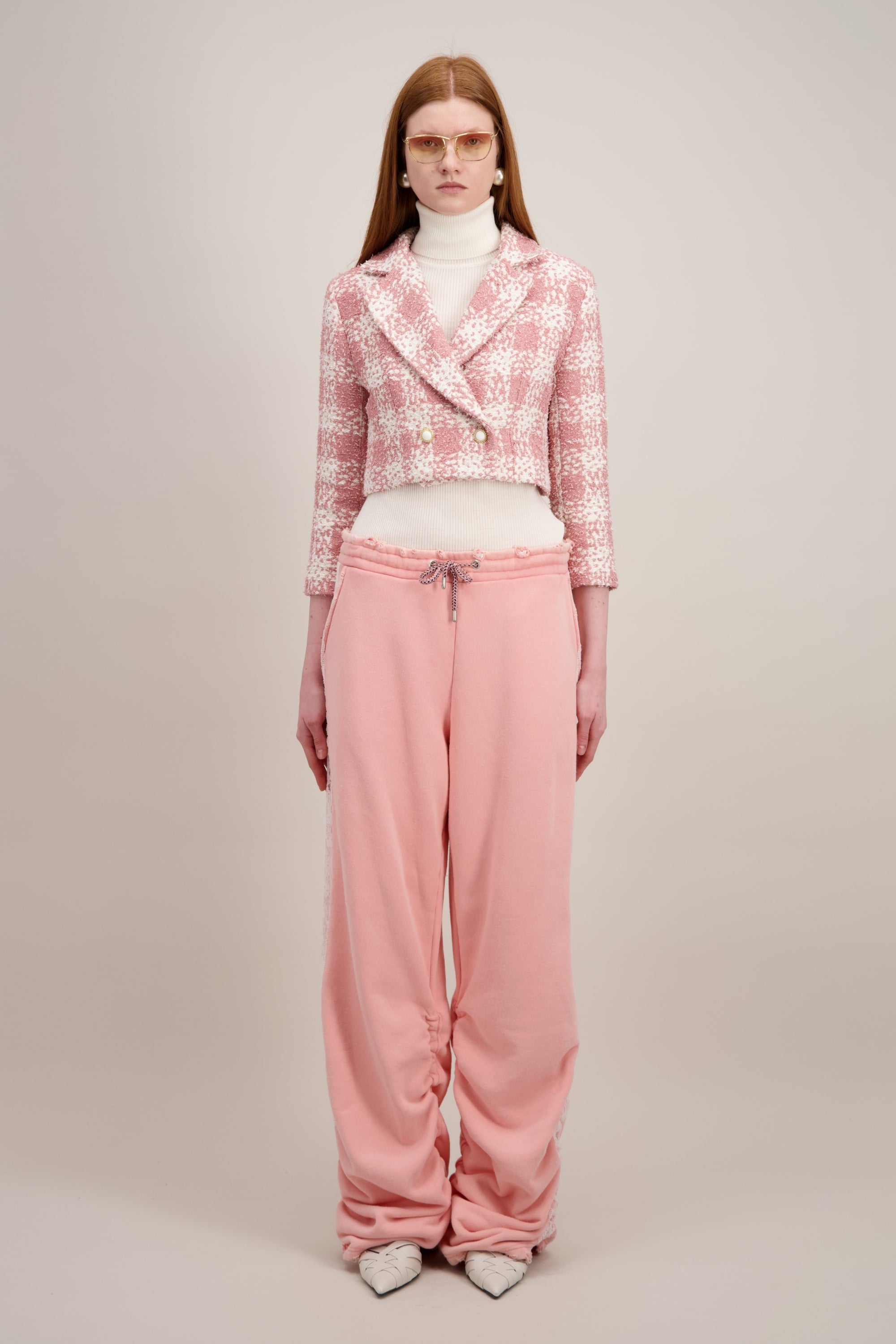 Veste courte en tweed, rose et à col revers cranté. Vu en entier