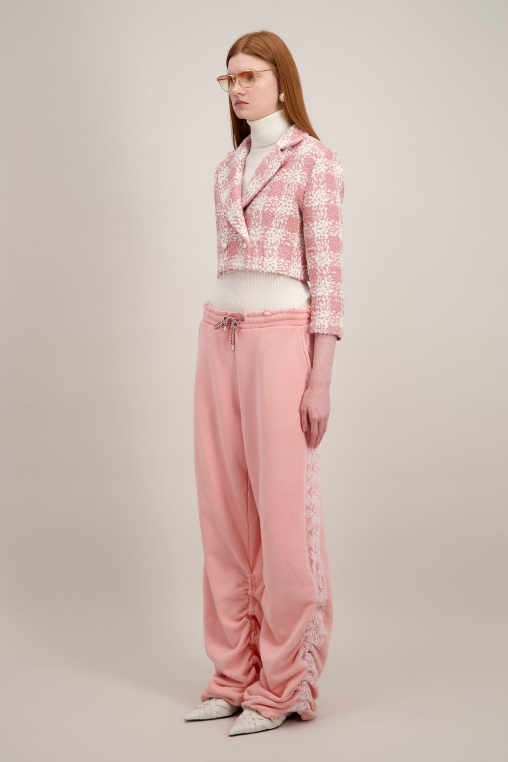 Veste courte en tweed, rose et à col revers cranté. Vu de trois quarts