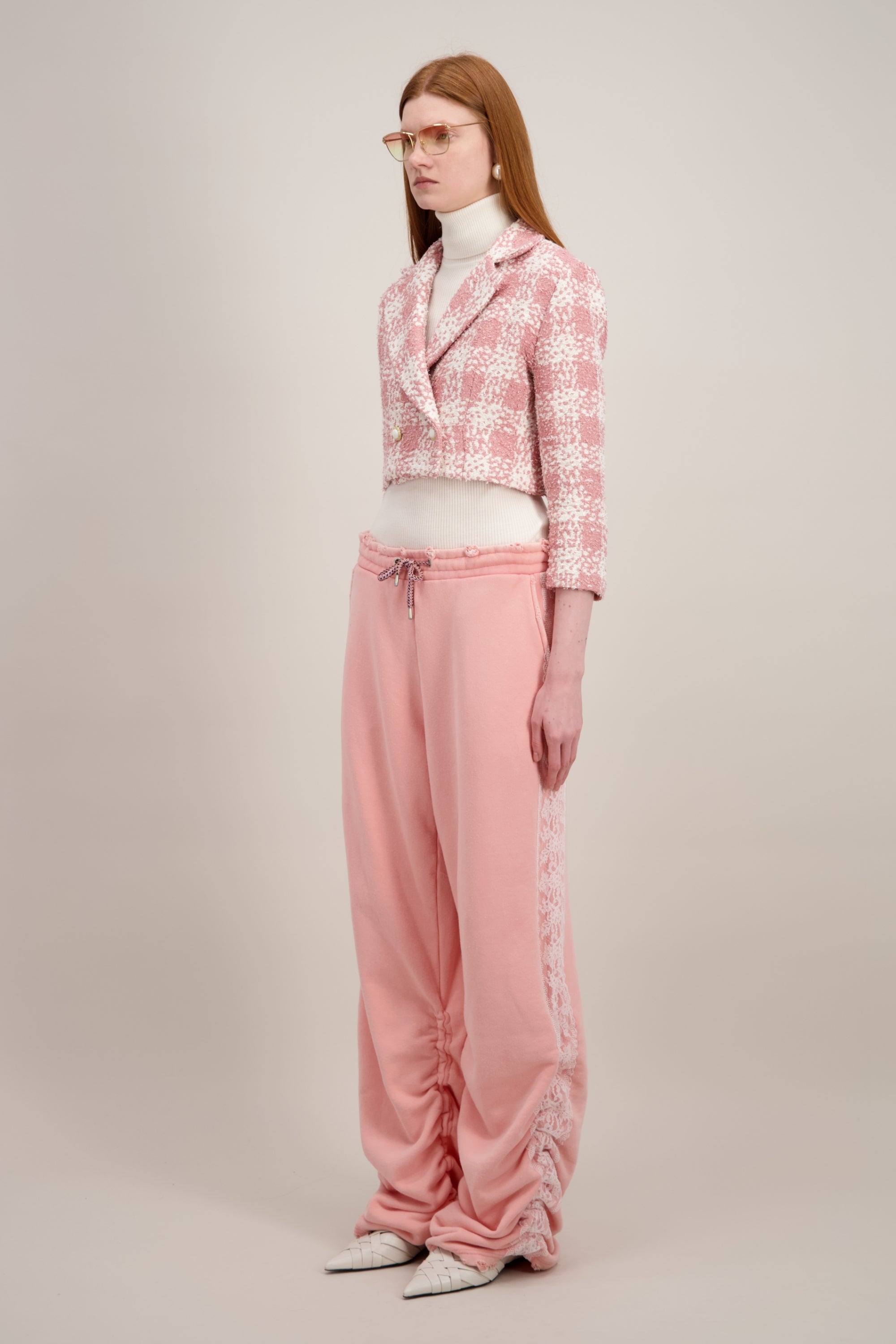 Veste courte en tweed, rose et à col revers cranté. Vu de trois quarts