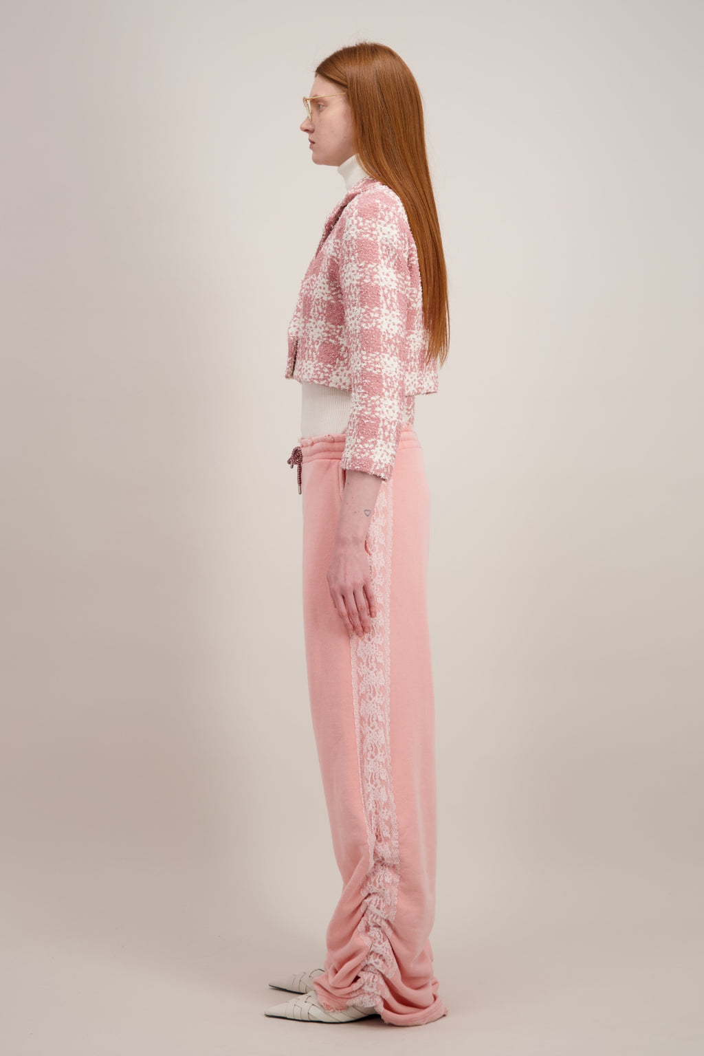 Veste courte en tweed, rose et à col revers cranté. Vu de côté