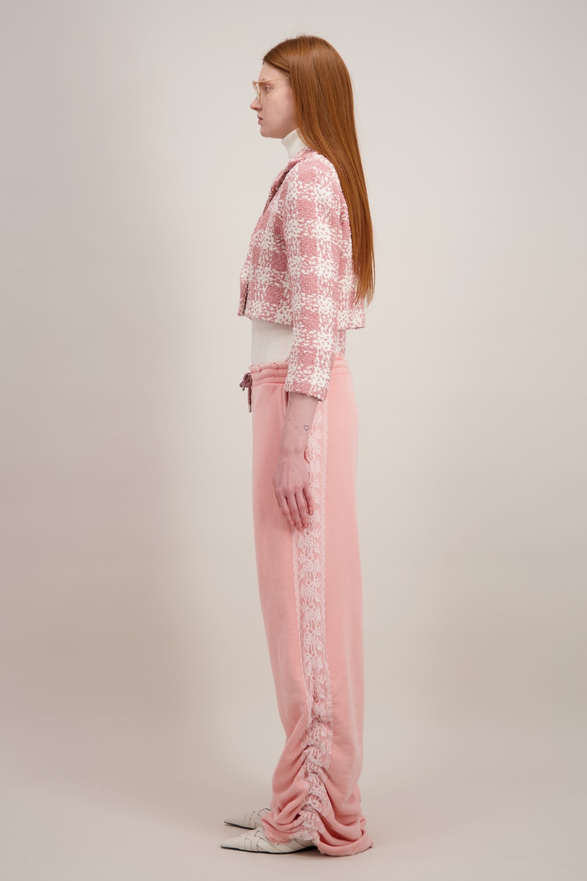 Veste courte en tweed, rose et à col revers cranté. Vu de côté