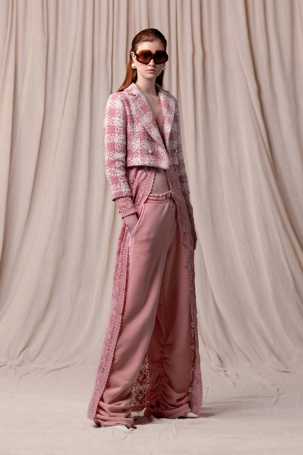 Veste courte en tweed, rose et à col revers cranté. Vu en total look