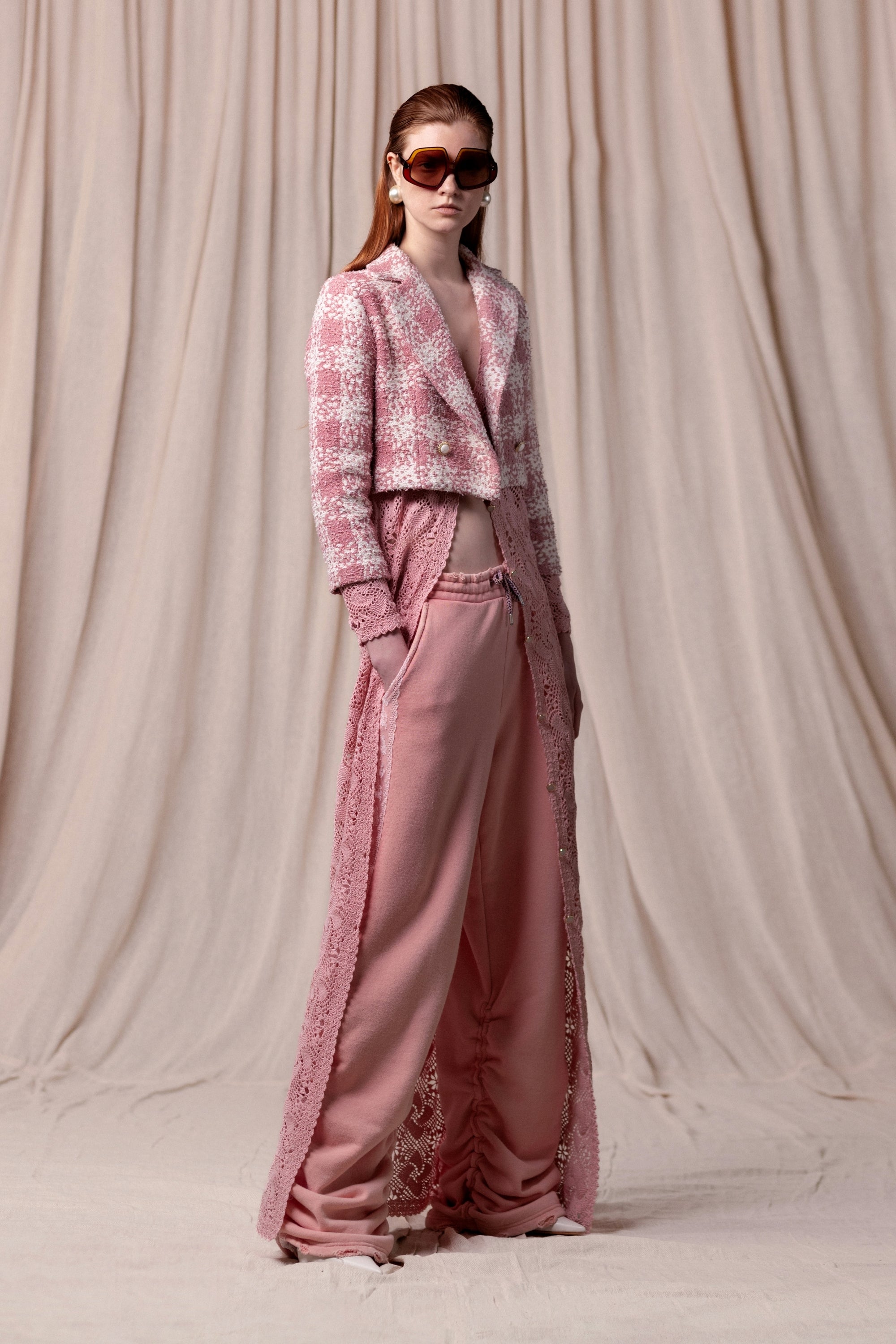 Veste courte en tweed, rose et à col revers cranté. Vu en total look