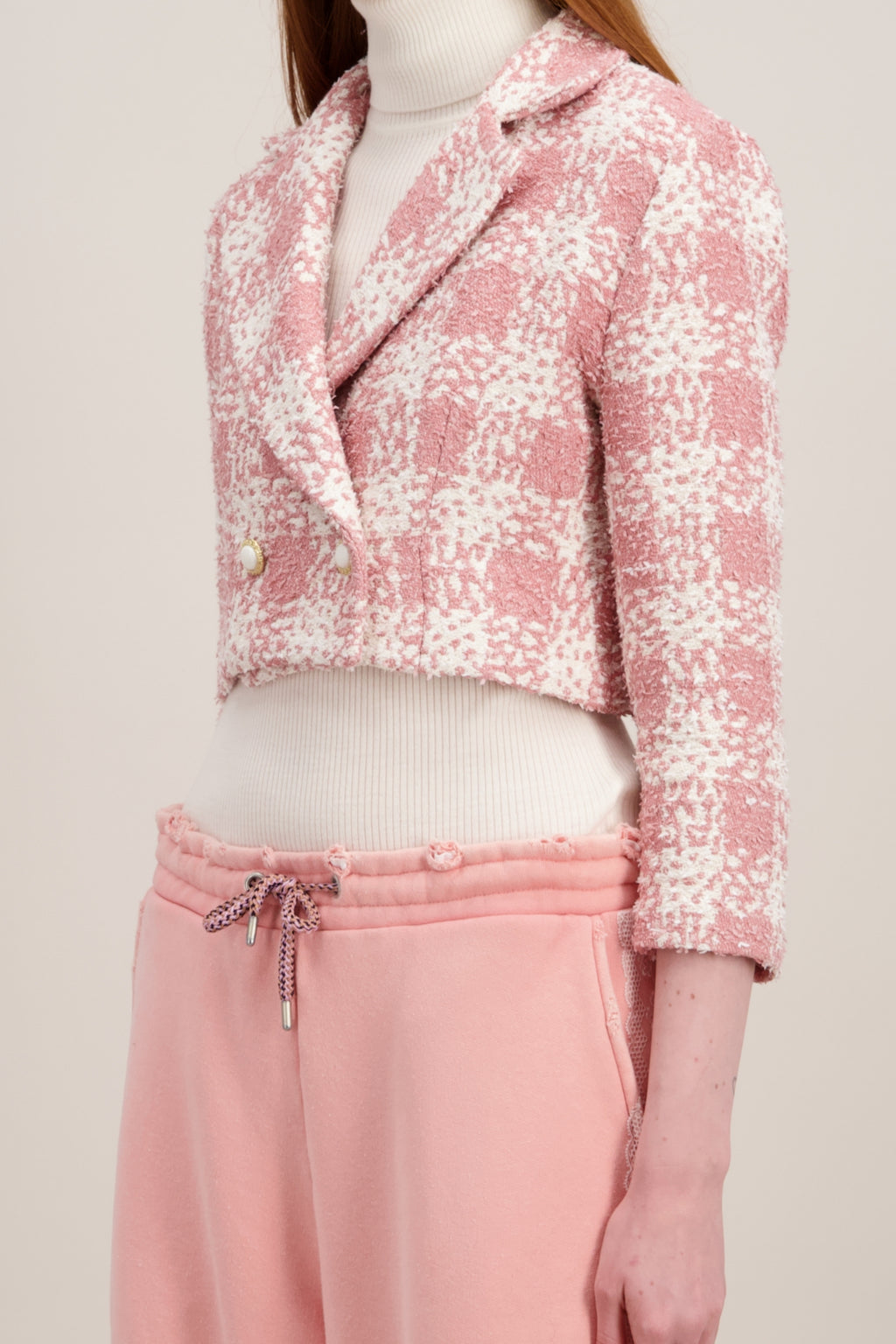 Veste courte en tweed, rose et à col revers cranté. Détail