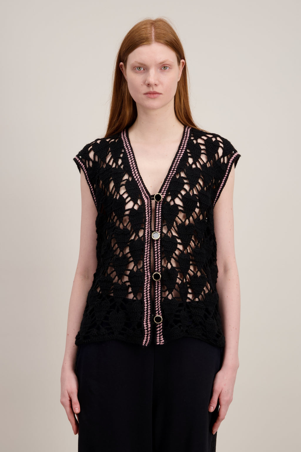 Veste en Crochet, Coupe longue, droite et fluide, noir. Vu en détail