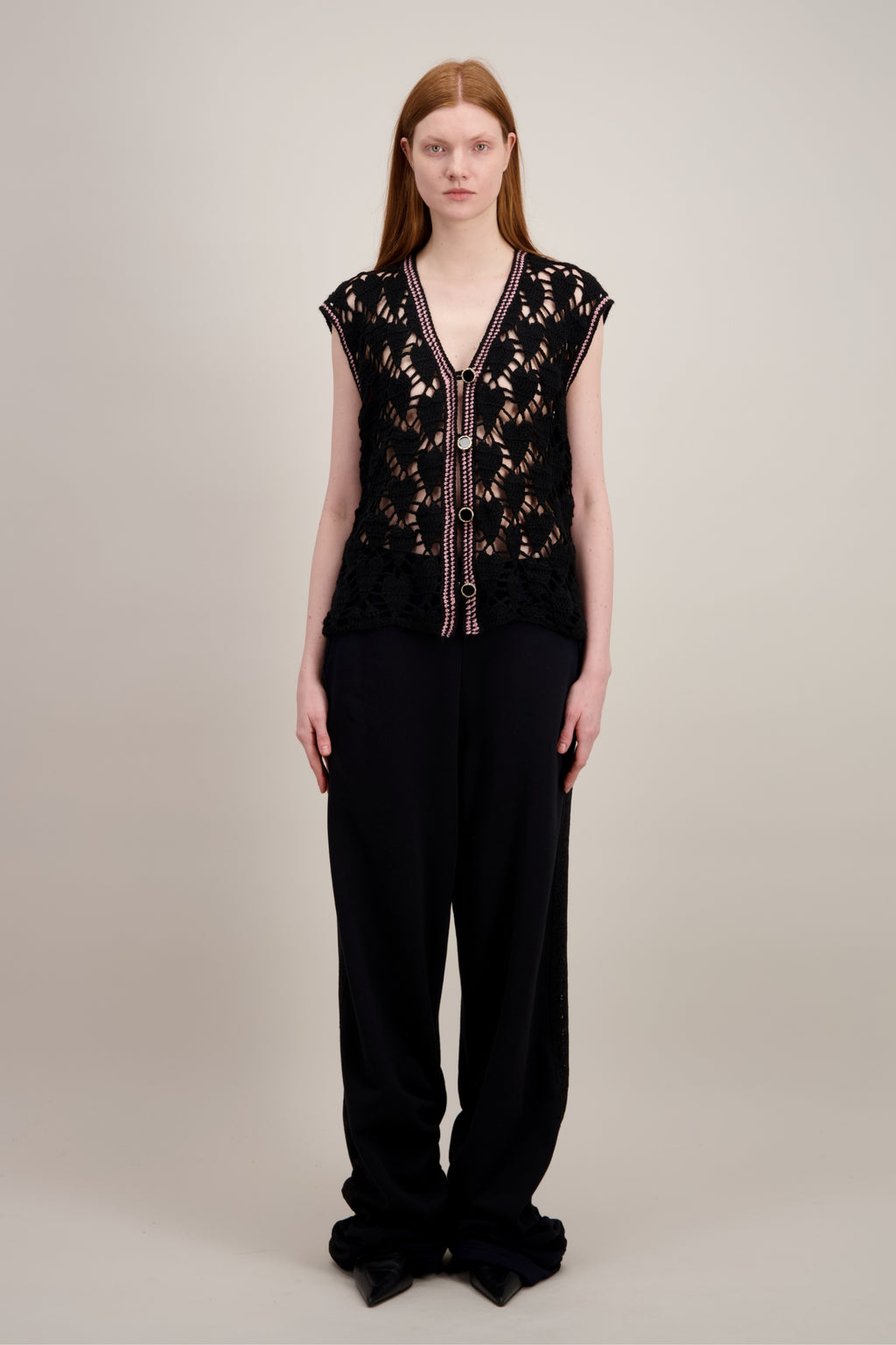 Veste en Crochet, Coupe longue, droite et fluide, noir. Vu en entier