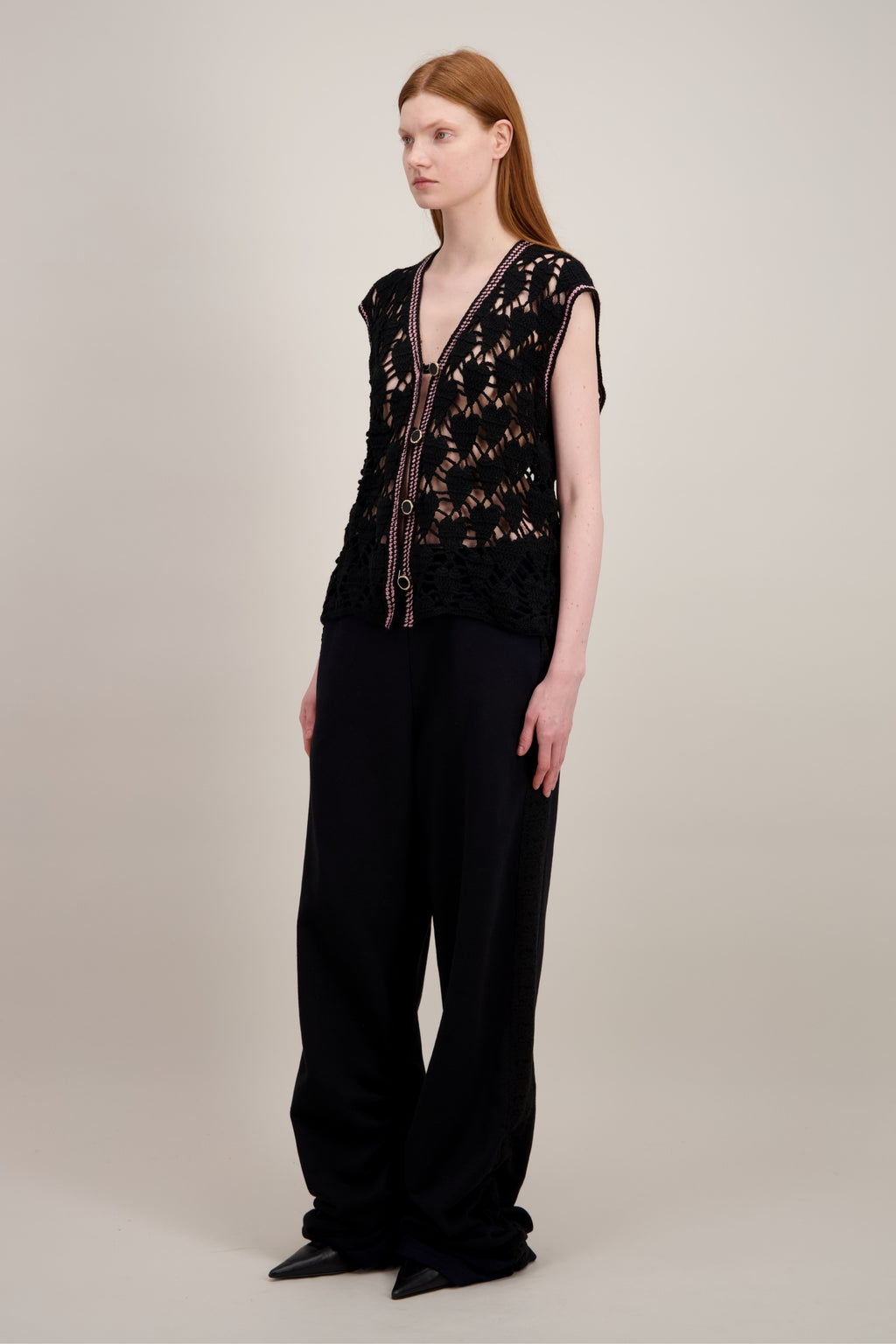 Veste en Crochet, Coupe longue, droite et fluide, noir. Vu de trois quarts