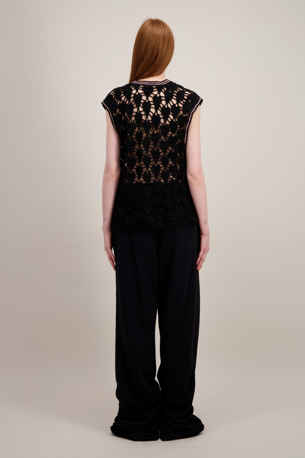 Veste en Crochet, Coupe longue, droite et fluide, noir. Vu de dos