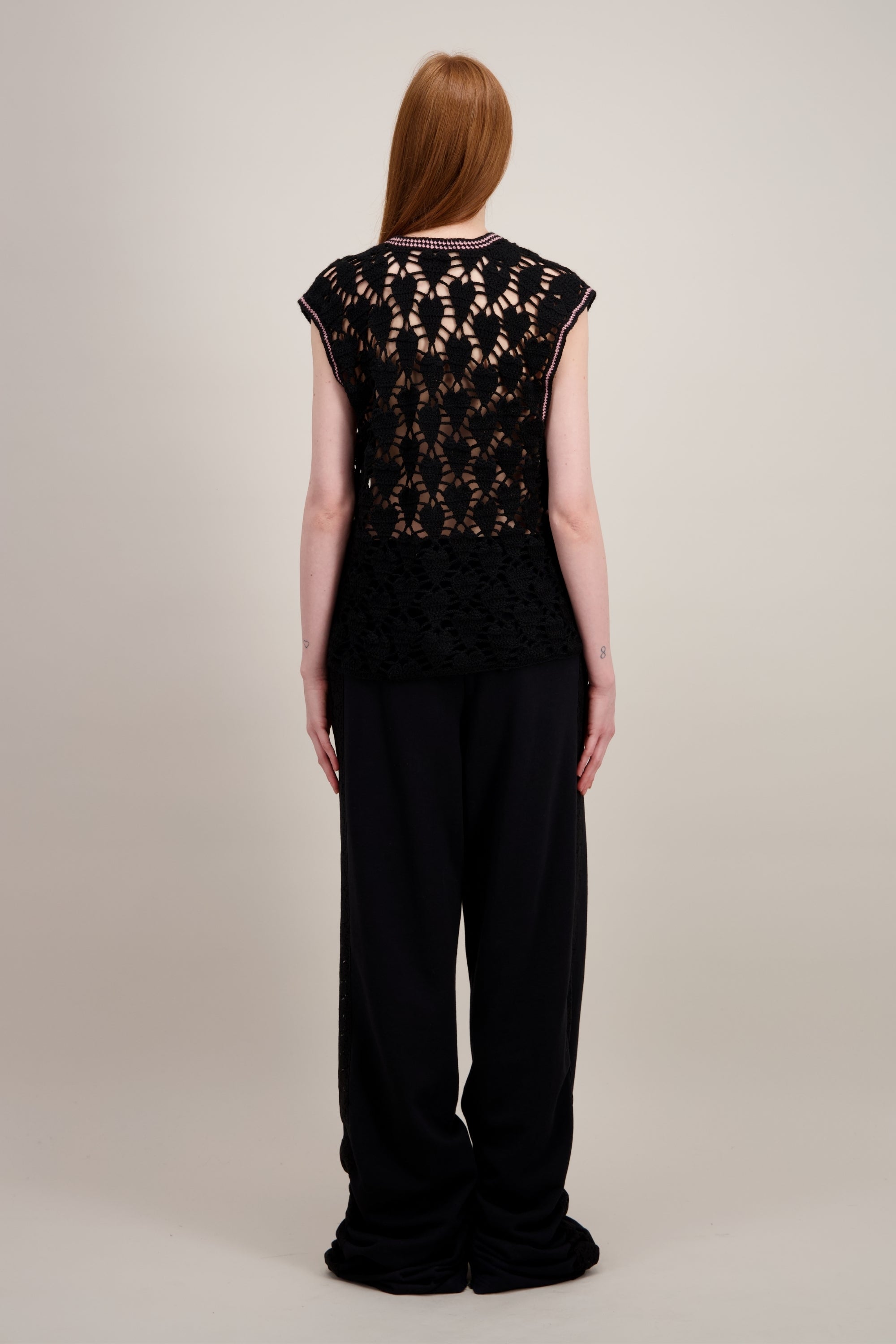 Veste en Crochet, Coupe longue, droite et fluide, noir. Vu de dos