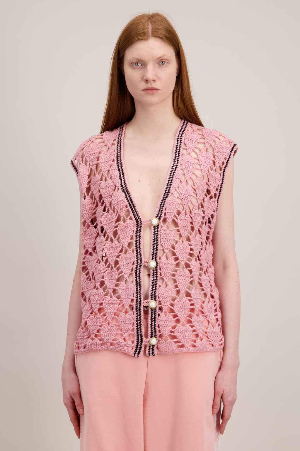 Veste en Crochet, Coupe longue, droite et fluide, rose. Vu en détail