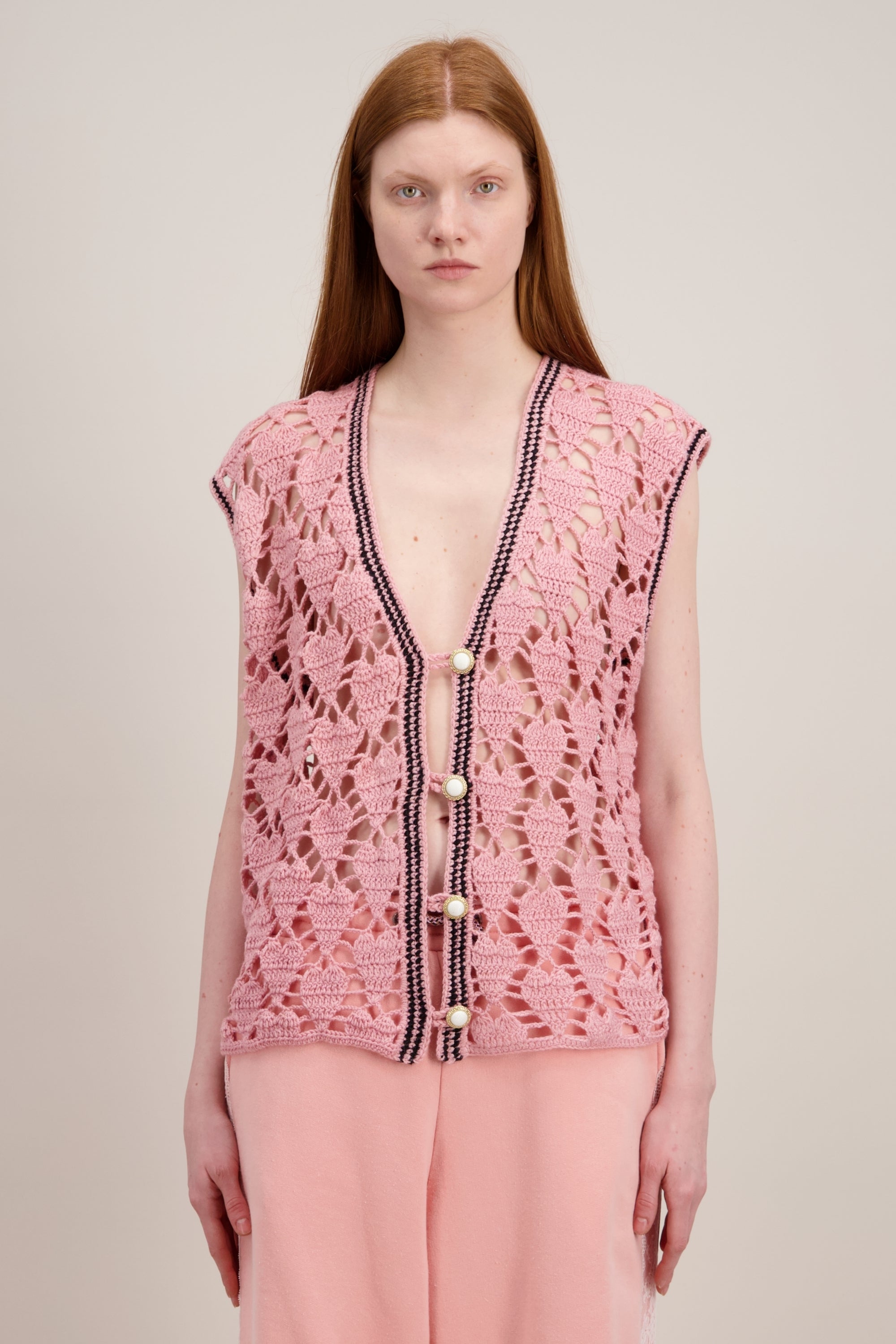 Veste en Crochet, Coupe longue, droite et fluide, rose. Vu en détail