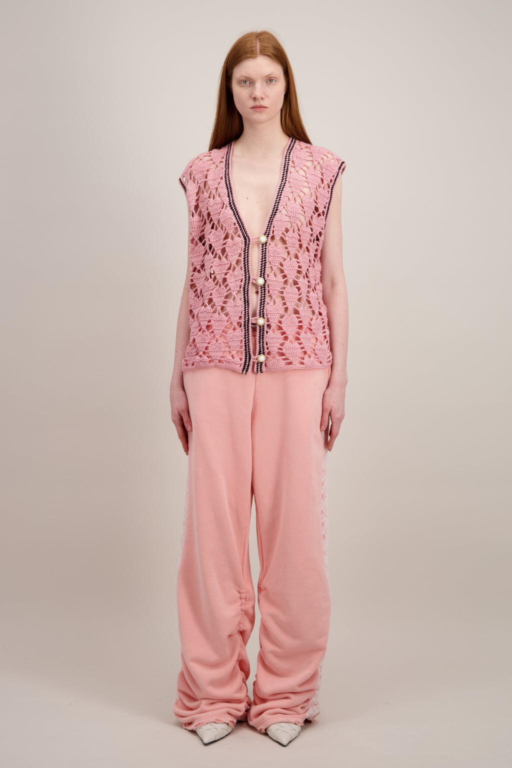 Veste en Crochet, Coupe longue, droite et fluide, rose. Vu en entier