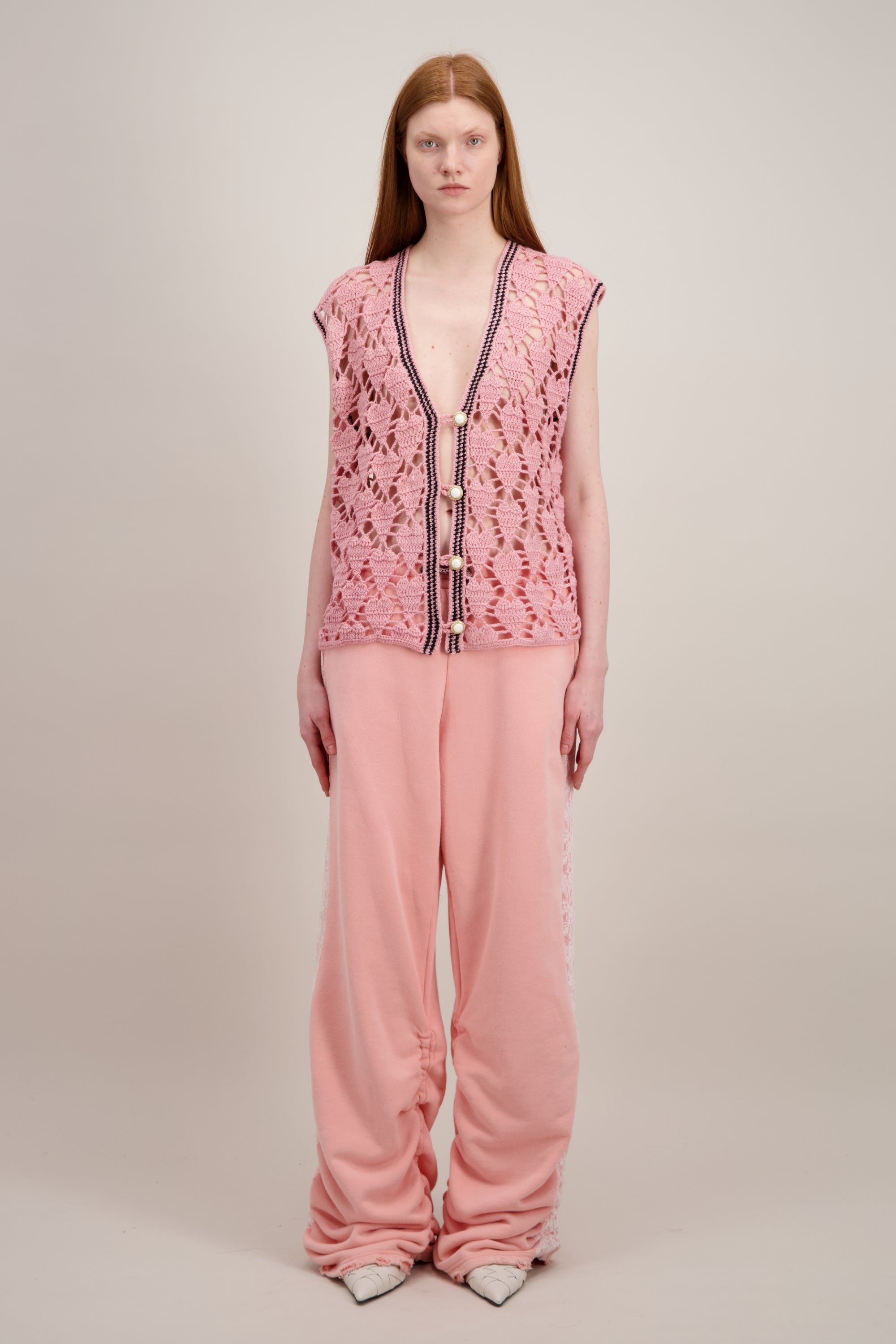 Veste en Crochet, Coupe longue, droite et fluide, rose. Vu en entier