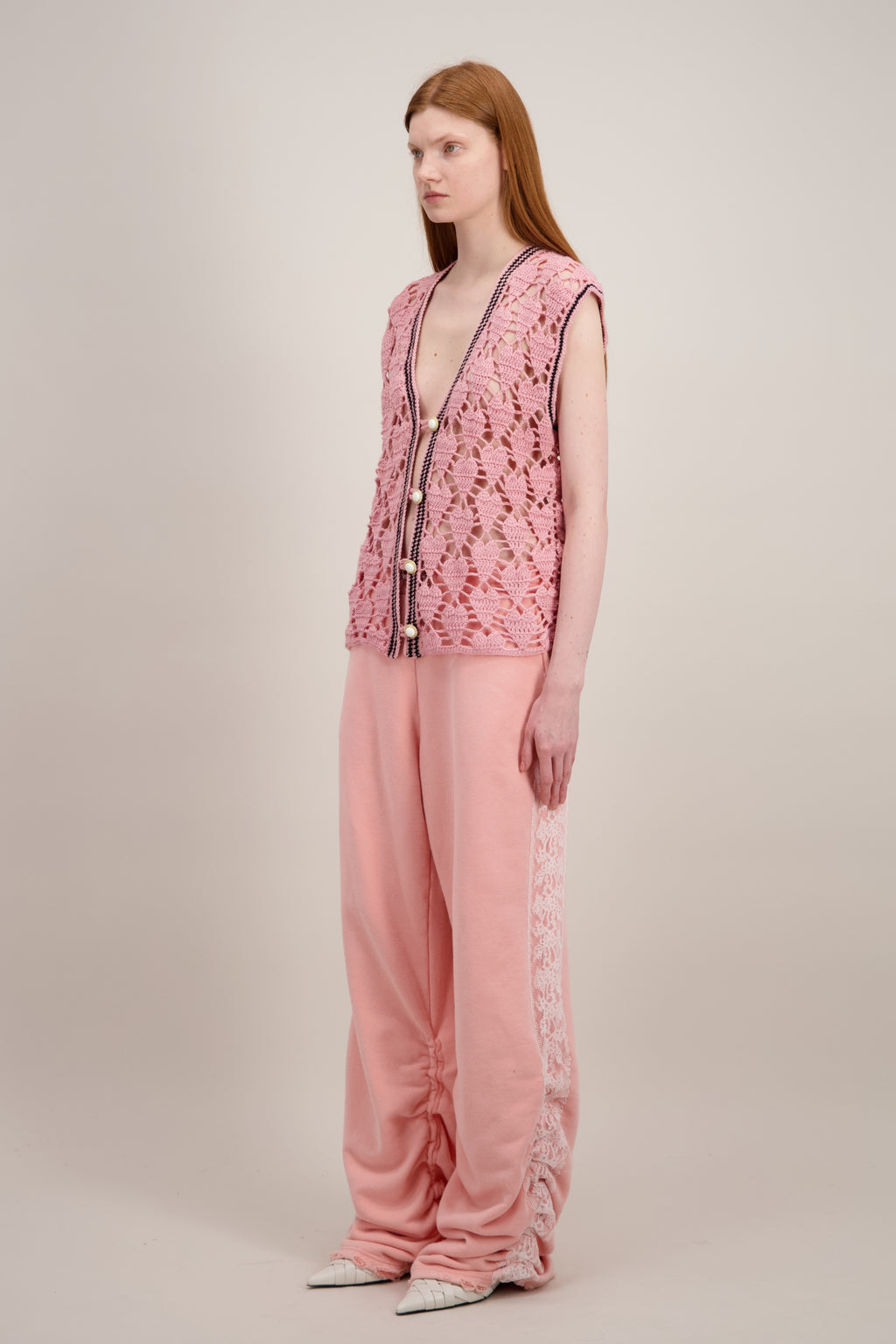 Veste en Crochet, Coupe longue, droite et fluide, rose. Vu de trois quarts