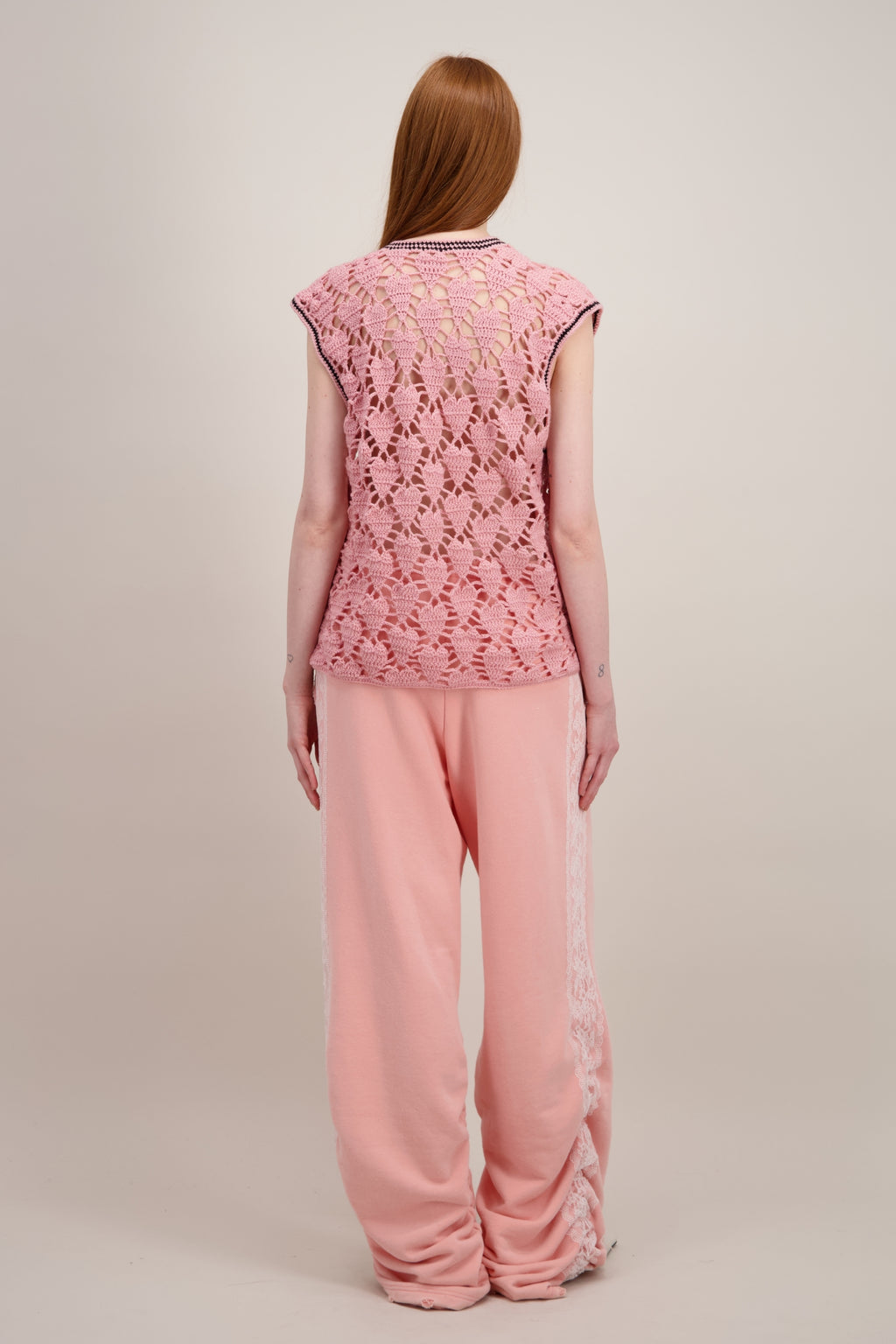 Veste en Crochet, Coupe longue, droite et fluide, rose. Vu de dos