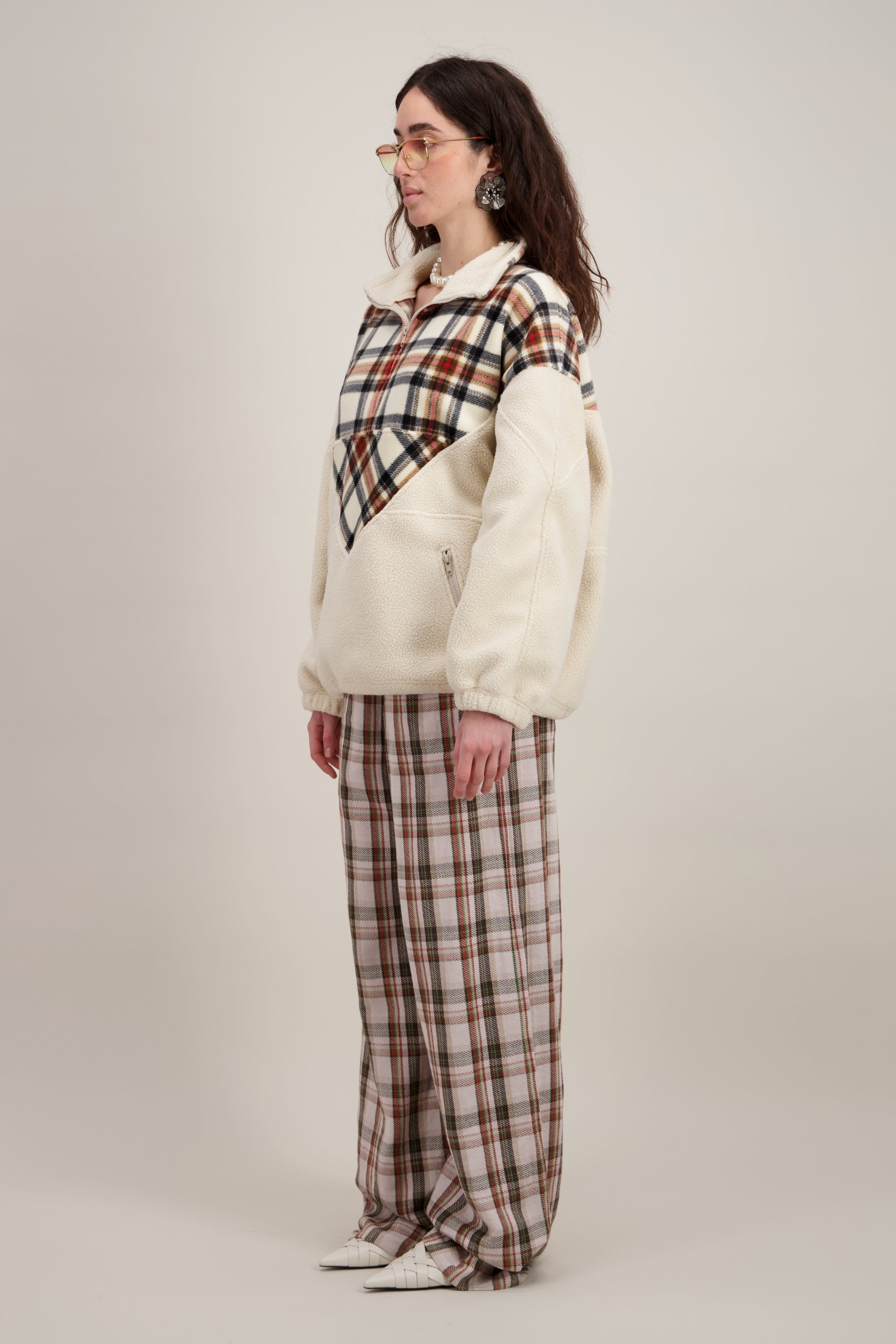 Veste Polaire, Col montant
et Coupe droite et confortable, beige (tartan). Vu de trois quarts