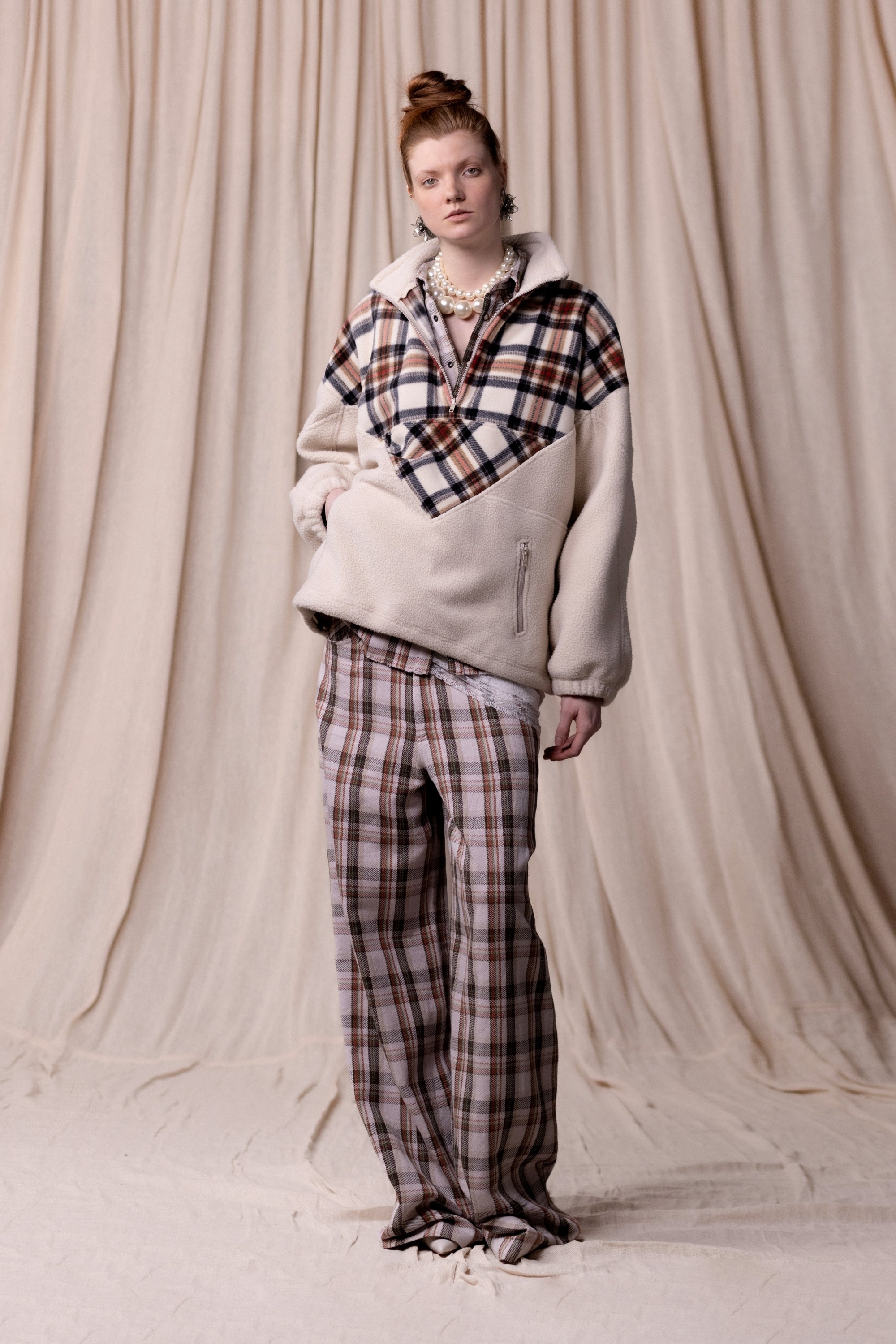 Veste Polaire, Col montant
et Coupe droite et confortable, beige (tartan). Vu en total look