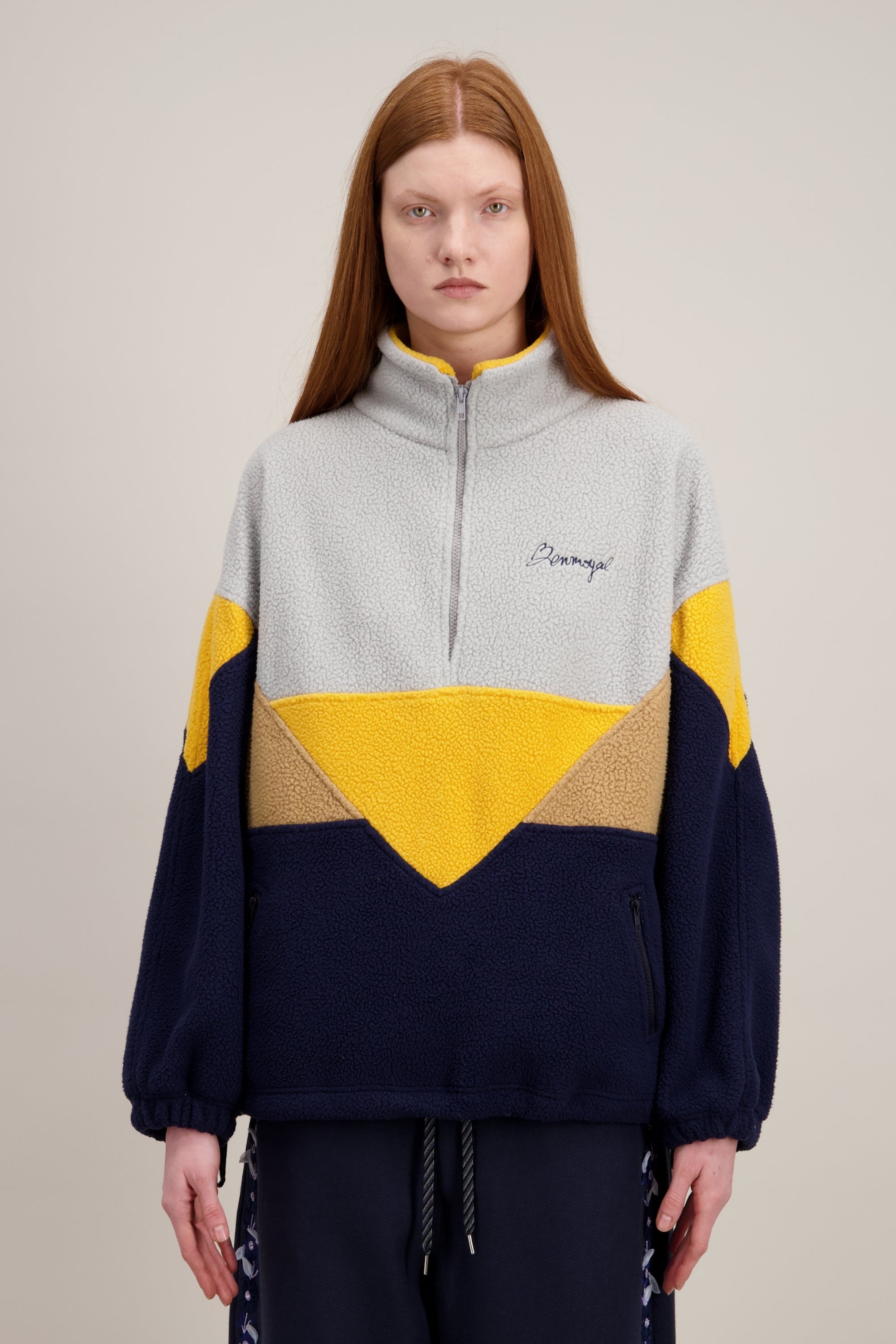 Veste Polaire, Col montant
et Coupe droite et confortable, bleu marine (avec un jeu de couleurs contrastantes). Vu en détail