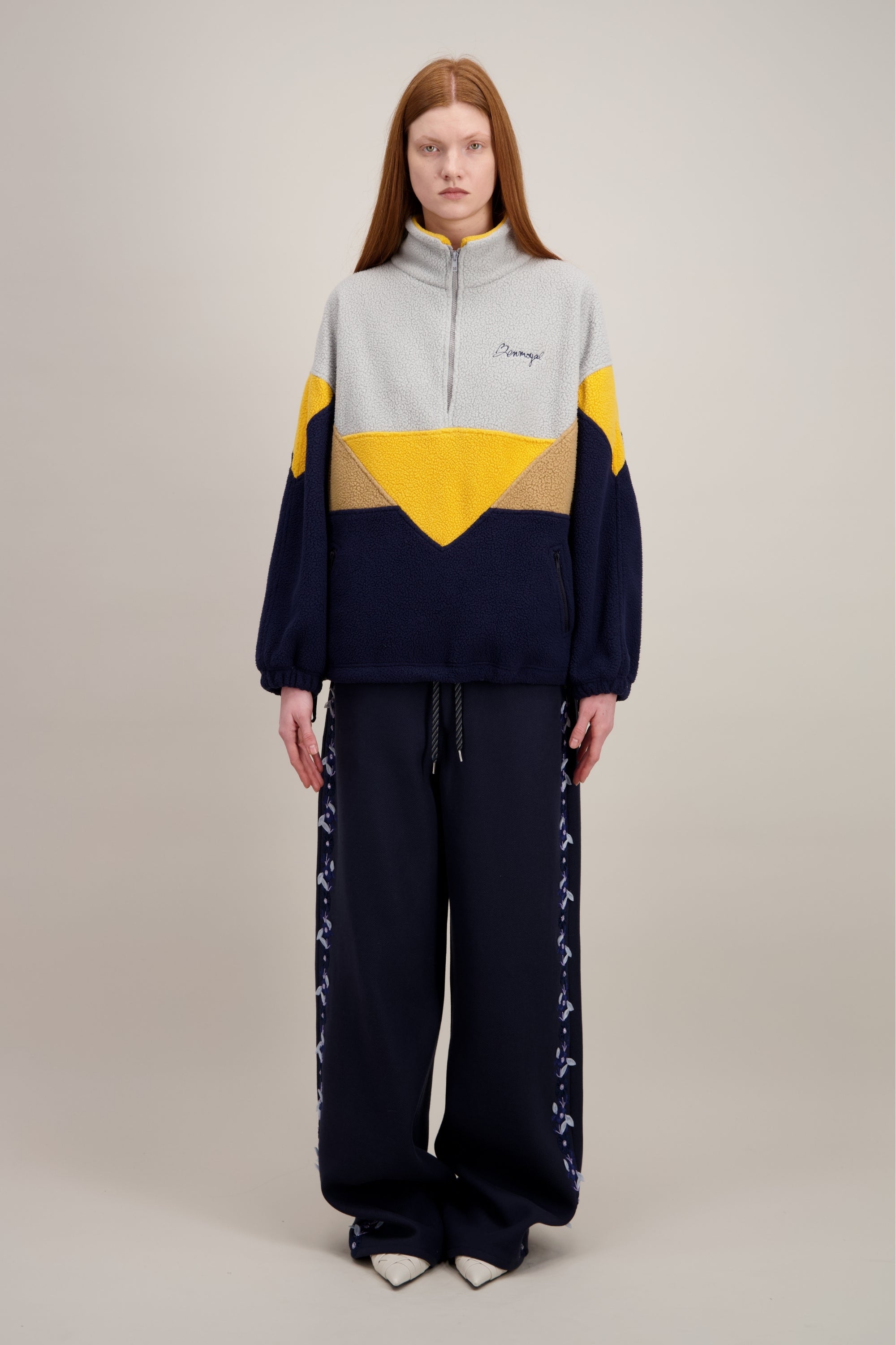 Veste Polaire, Col montant
et Coupe droite et confortable, bleu marine (avec un jeu de couleurs contrastantes). Vu en entier