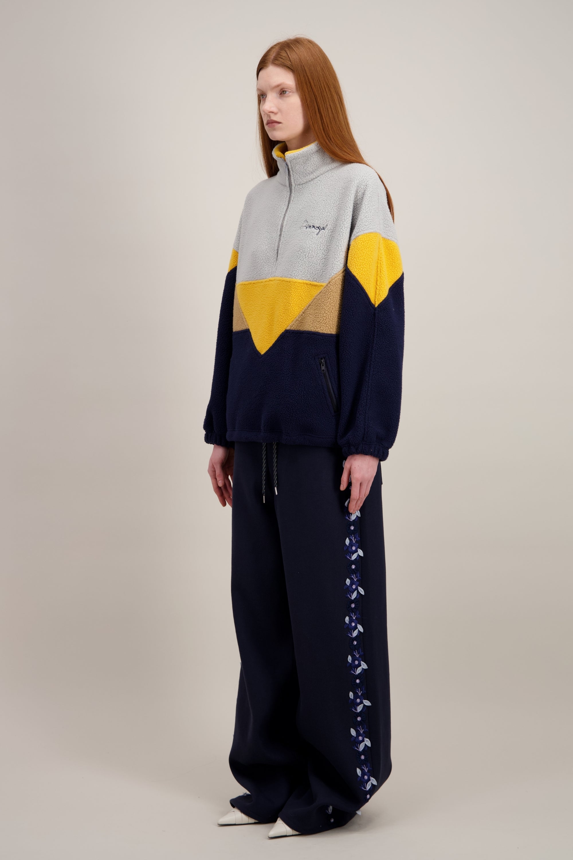 Veste Polaire, Col montant
et Coupe droite et confortable, bleu marine (avec un jeu de couleurs contrastantes). Vu de trois quarts