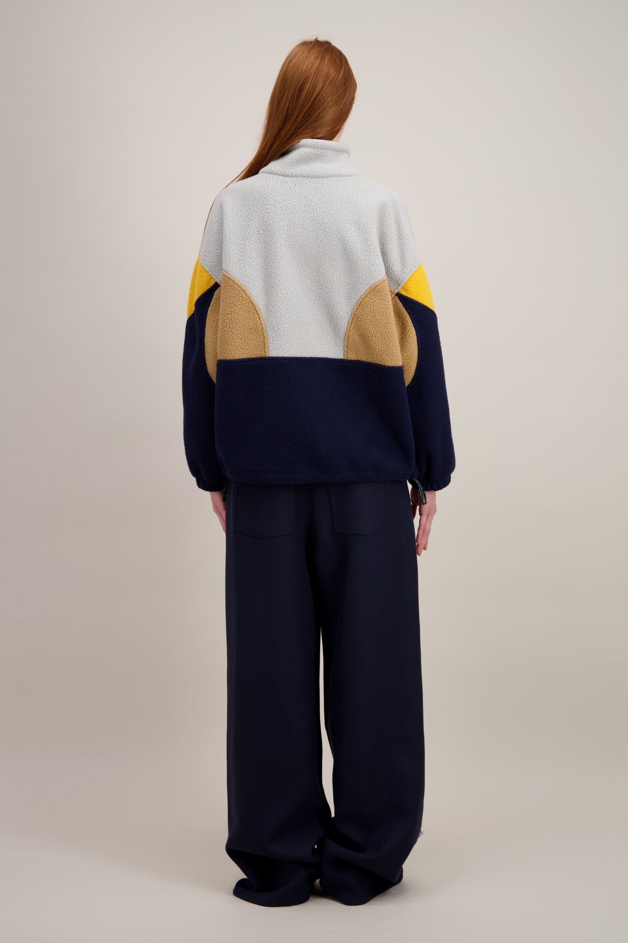 Veste Polaire, Col montant
et Coupe droite et confortable, bleu marine (avec un jeu de couleurs contrastantes). Vu de dos