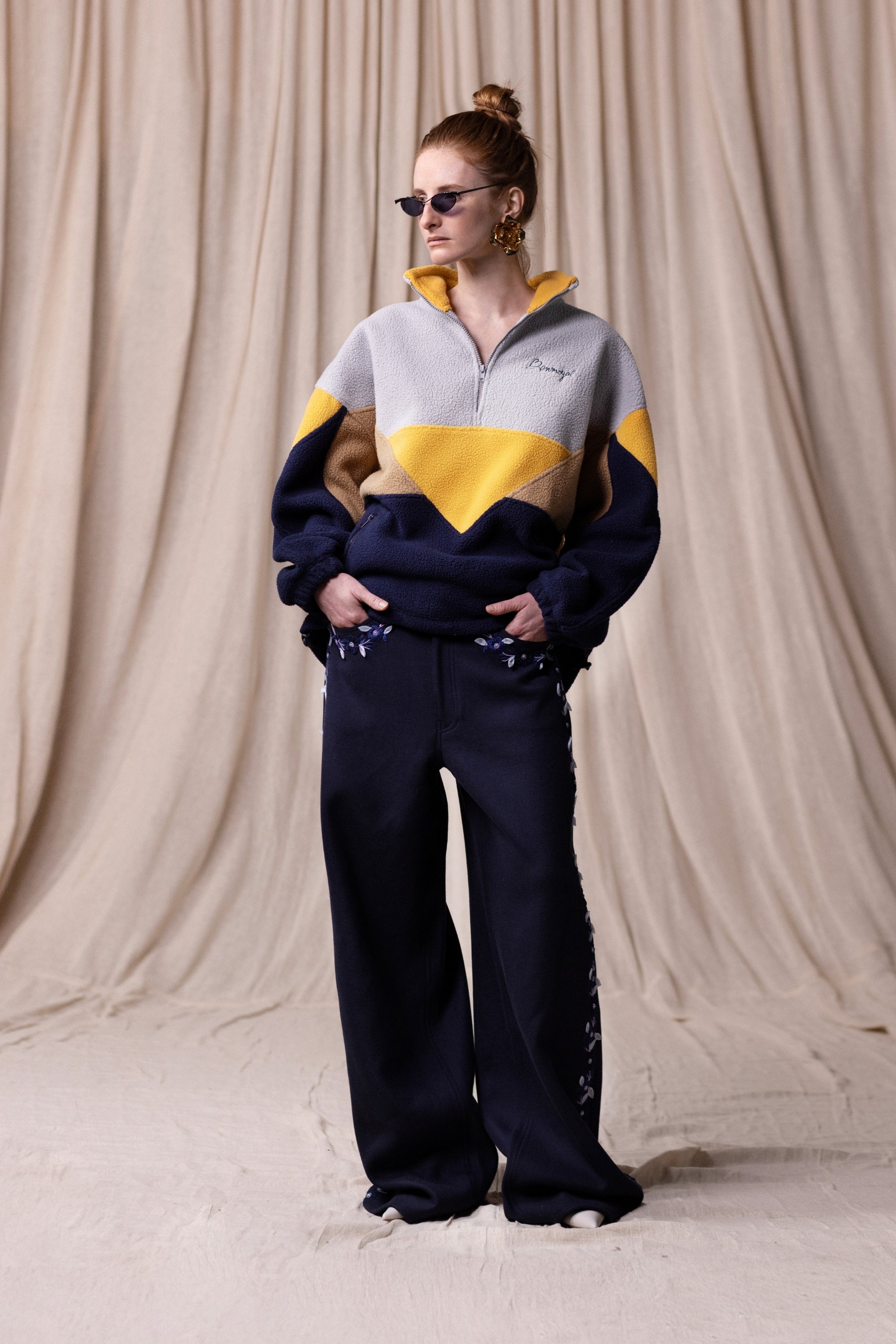 Veste Polaire, Col montant
et Coupe droite et confortable, bleu marine (avec un jeu de couleurs contrastantes). Vu en total look