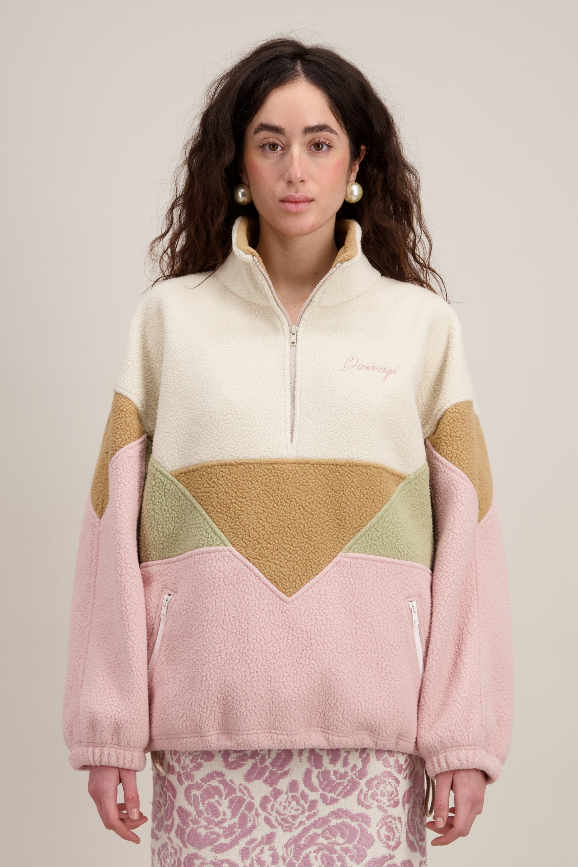 Veste Polaire, Col montant
et Coupe droite et confortable, rose clair (avec un jeu de couleurs contrastantes). Vu en détail