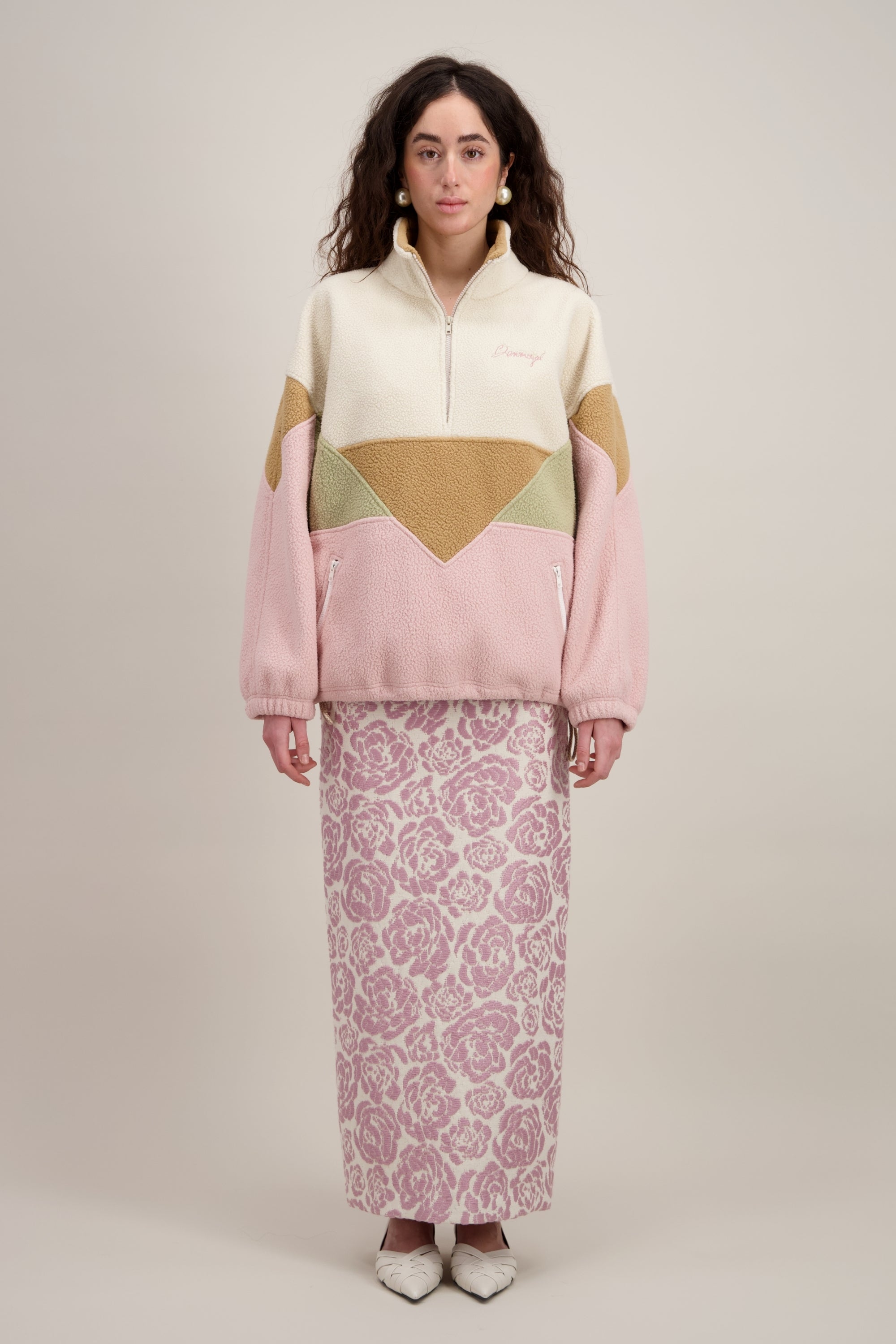 Veste Polaire, Col montant
et Coupe droite et confortable, rose clair (avec un jeu de couleurs contrastantes). Vu en entier