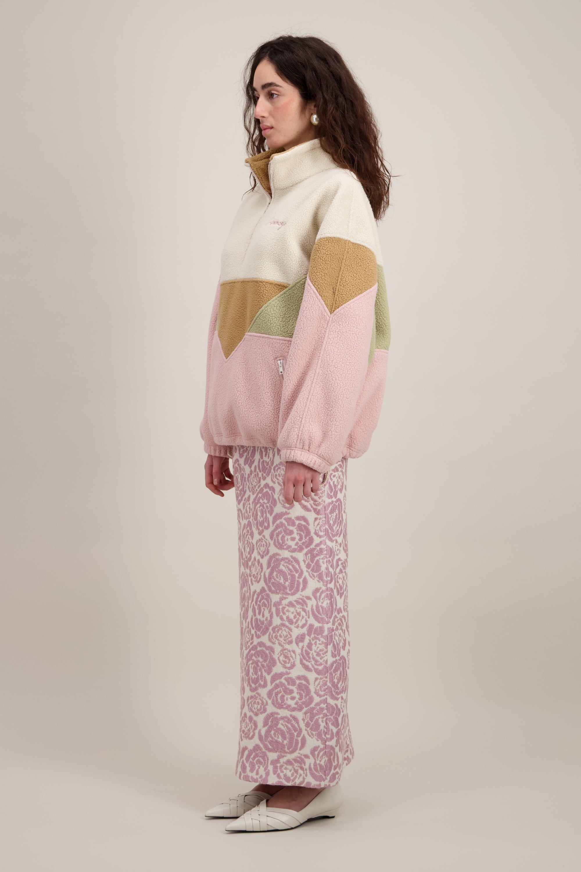 Veste Polaire, Col montant
et Coupe droite et confortable, rose clair (avec un jeu de couleurs contrastantes). Vu de trois quarts