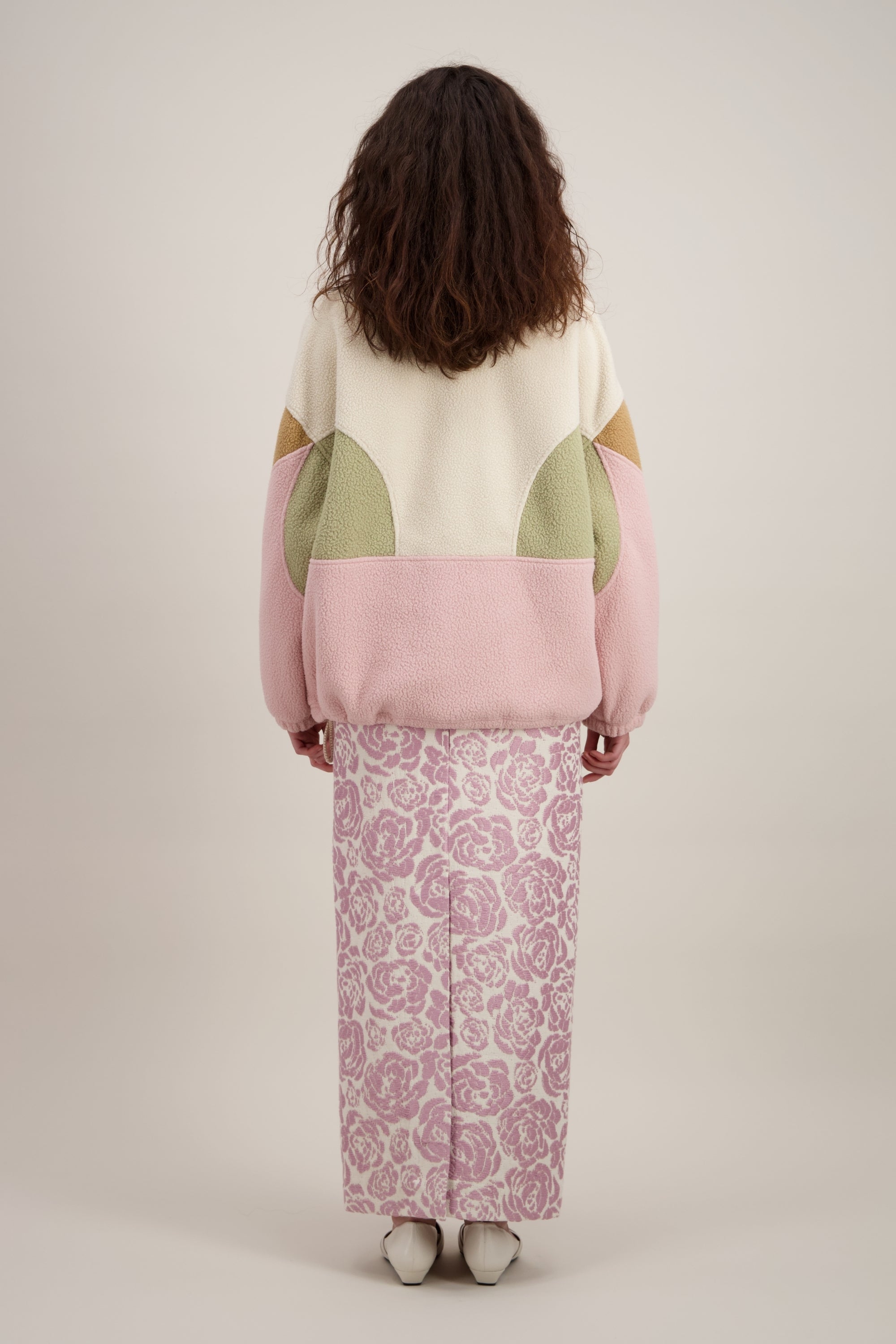 Veste Polaire, Col montant
et Coupe droite et confortable, rose clair (avec un jeu de couleurs contrastantes). Vu de dos