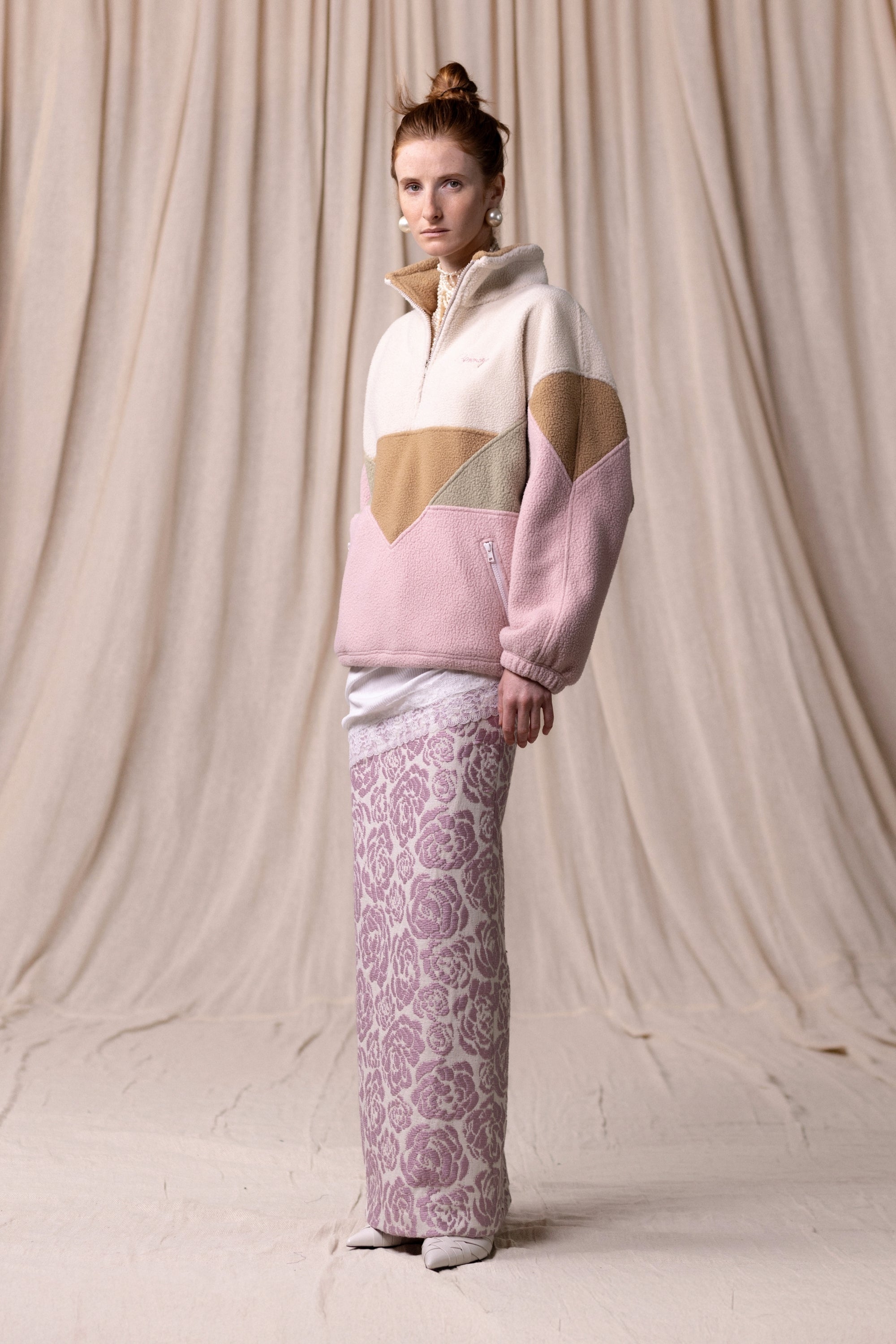 Veste Polaire, Col montant
et Coupe droite et confortable, rose clair (avec un jeu de couleurs contrastantes). Vu en total look