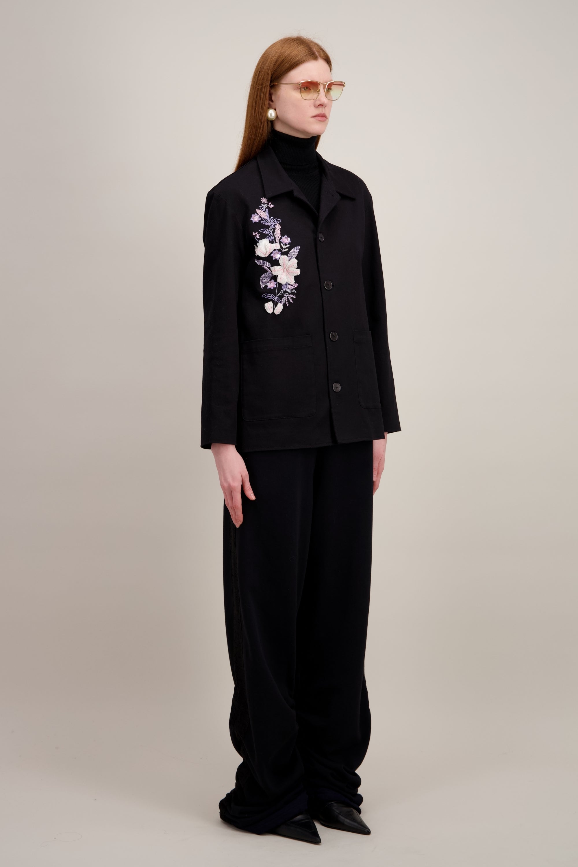 Veste Worker Brodée, Coupe droite et confortable, noir. Vu de trois quarts