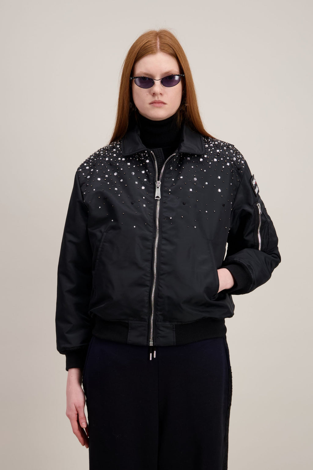 Bomber brodé de cristaux faites main, noir. Vu en détail