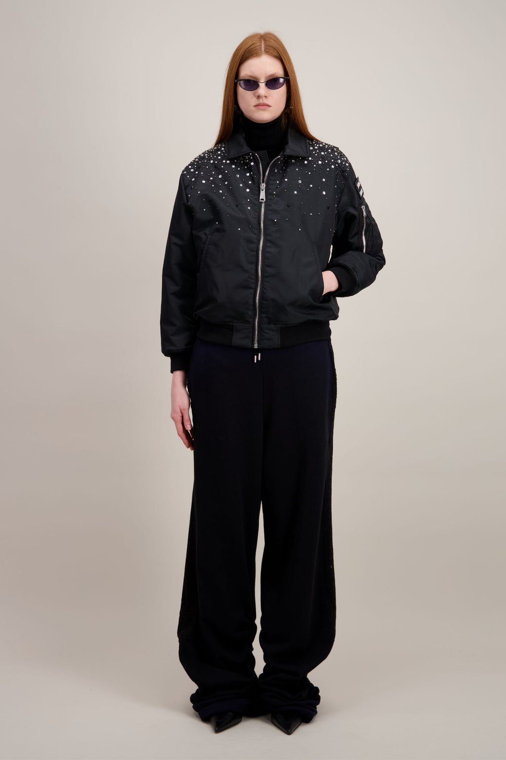 Bomber brodé de cristaux faites main, noir. Vu en entier