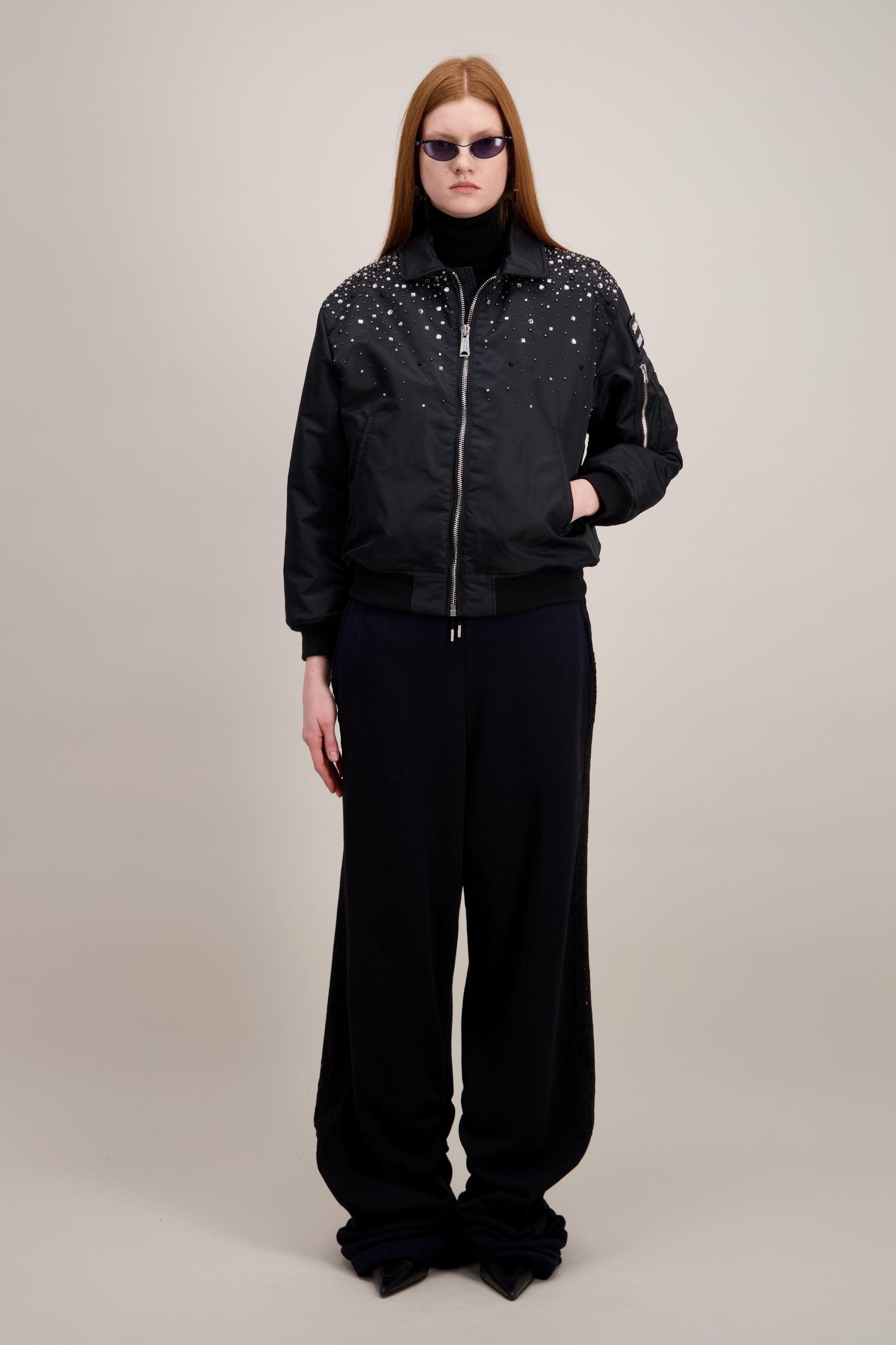 Bomber brodé de cristaux faites main, noir. Vu en entier