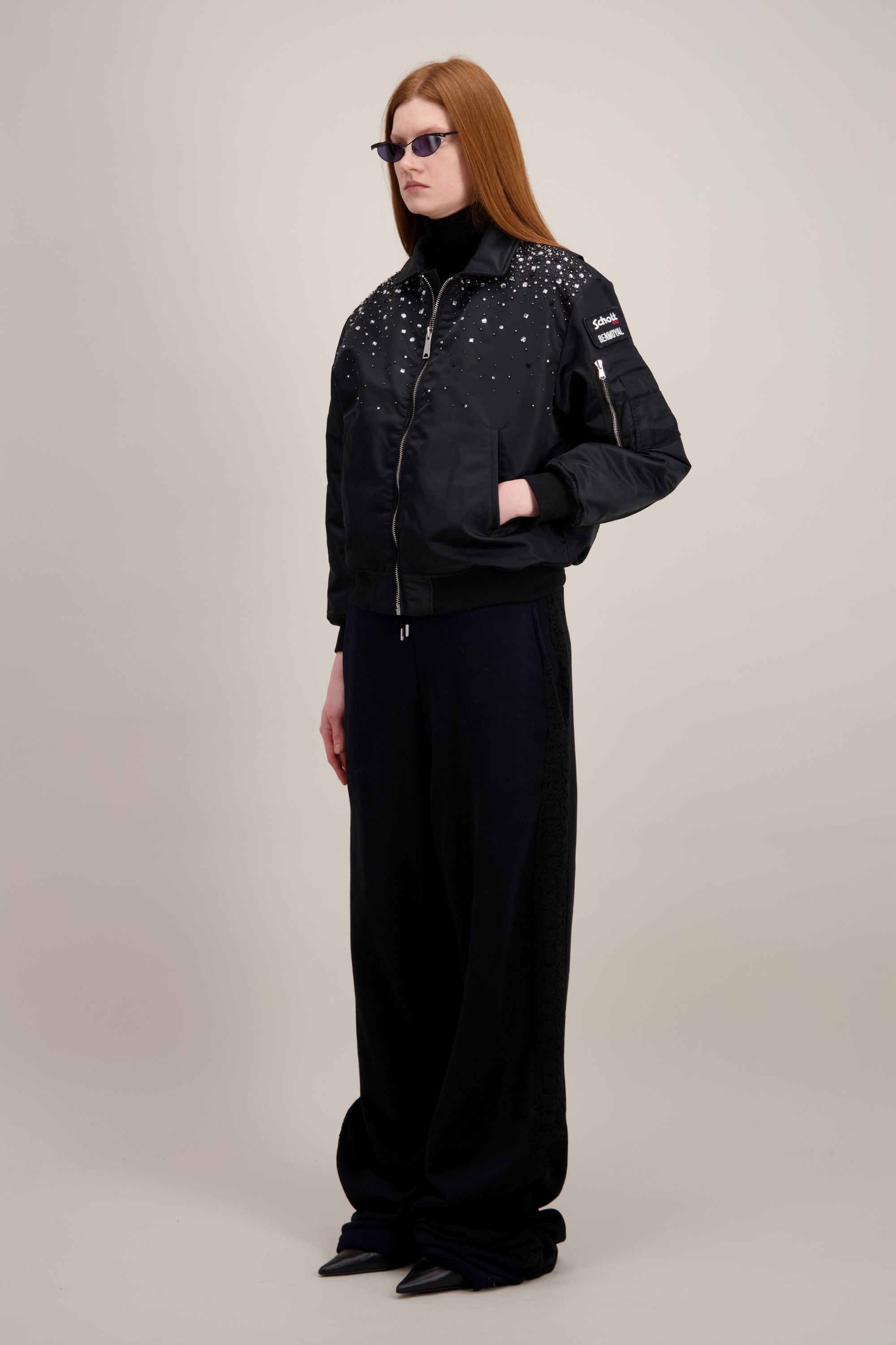 Bomber brodé de cristaux faites main, noir. Vu de trois quarts