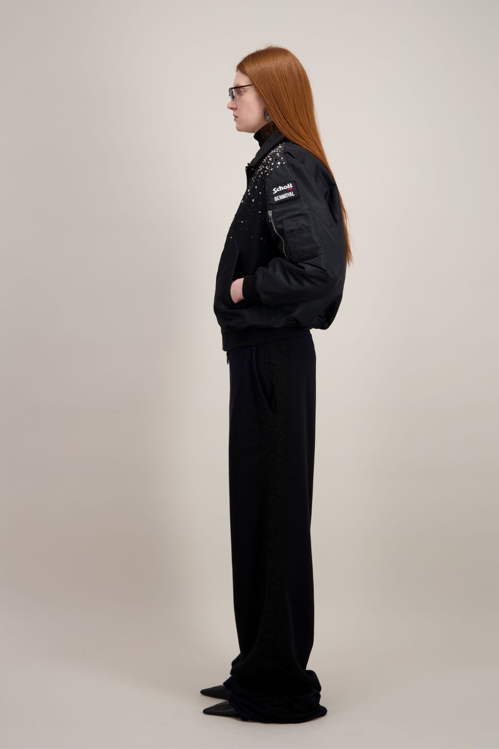 Bomber brodé de cristaux faites main, noir. Vu de côté