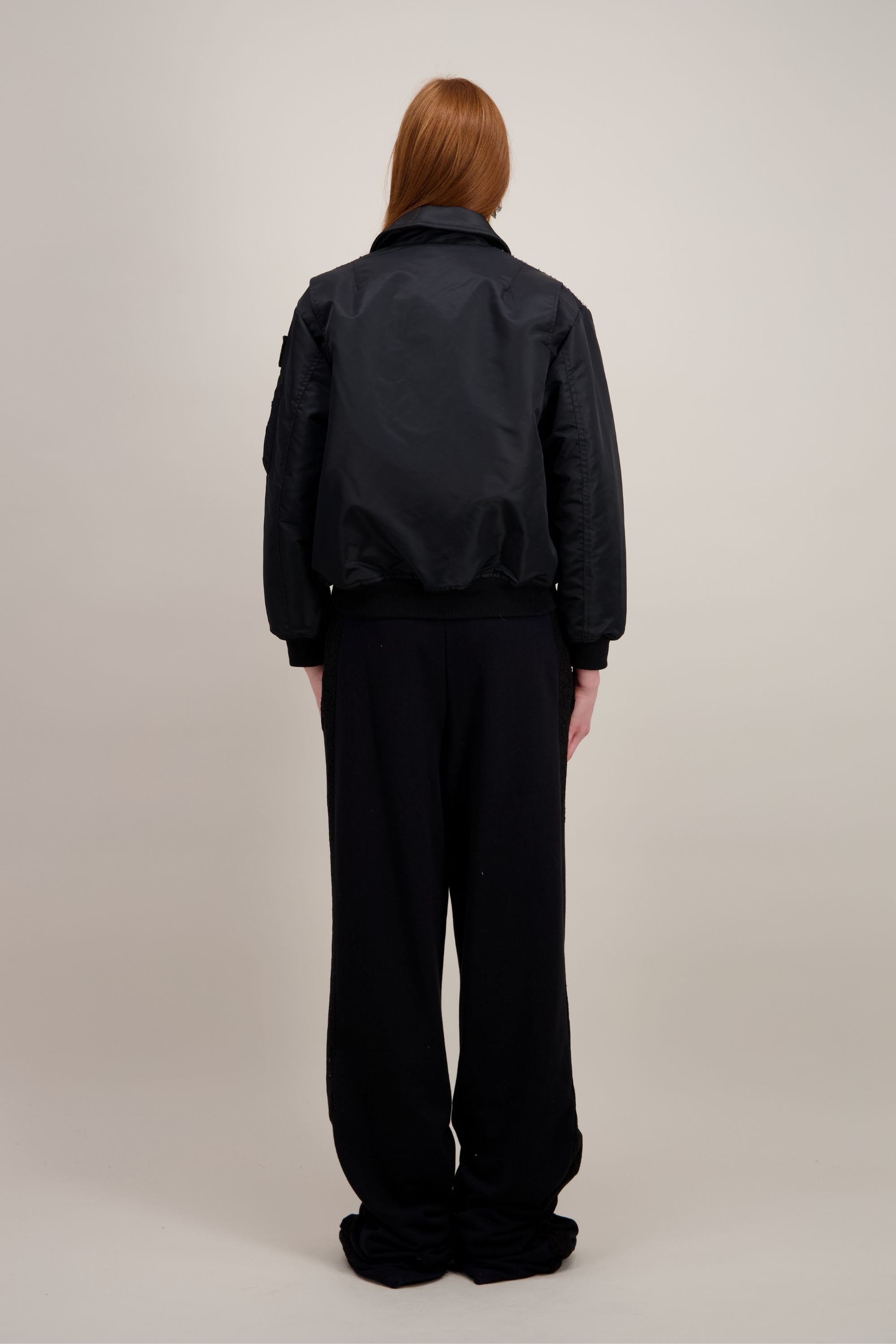 Bomber brodé de cristaux faites main, noir. Vu de dos