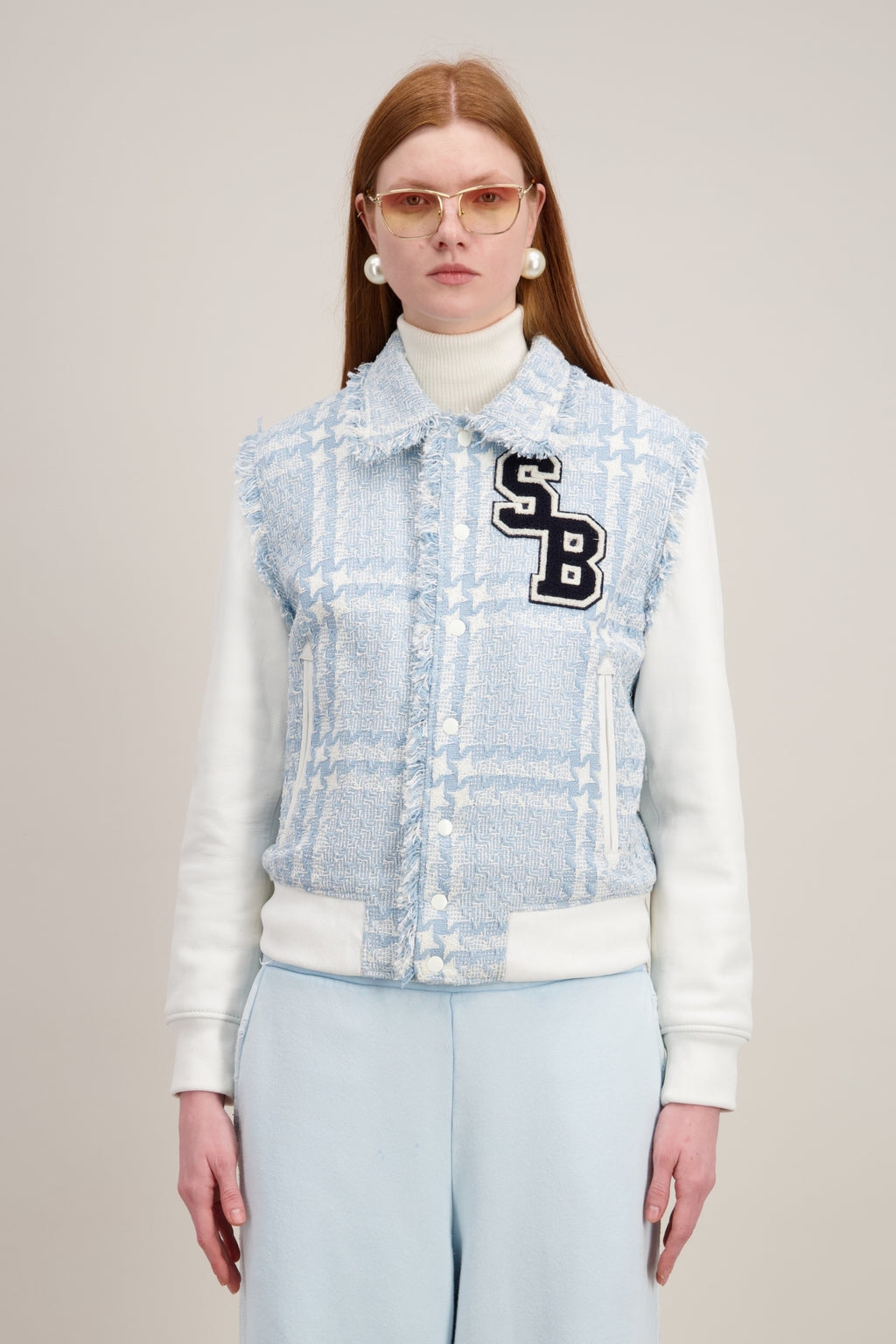 Varsity Jacket, plastron en tissu tweed exclusif, bleu écru. Vu en détail